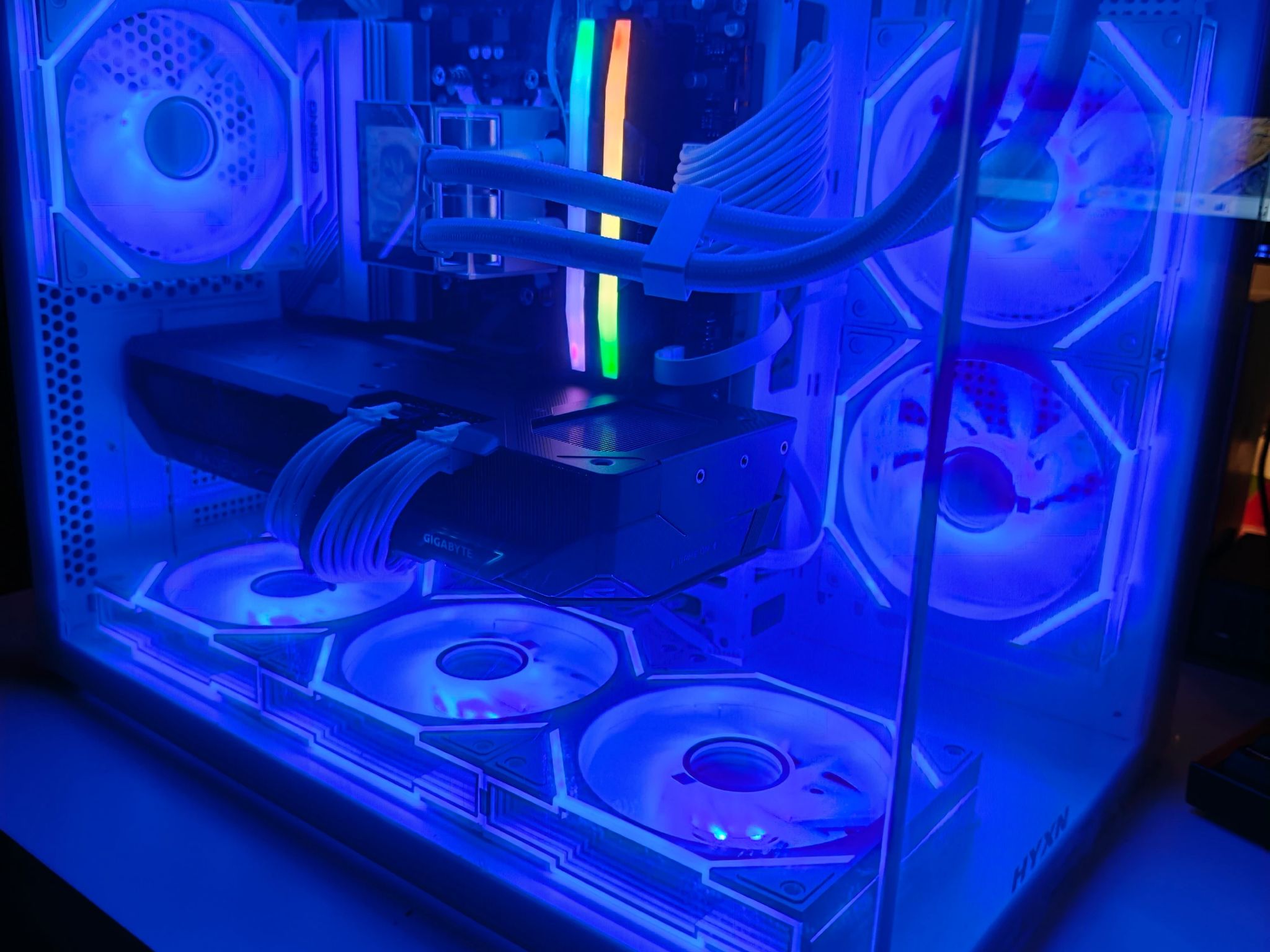 White 4K Gaming/Productivity Custom PC Radeon RX 9070 XT - Ryzen 9 7900X, 32GB RAM Scrren+Mirror Fan
