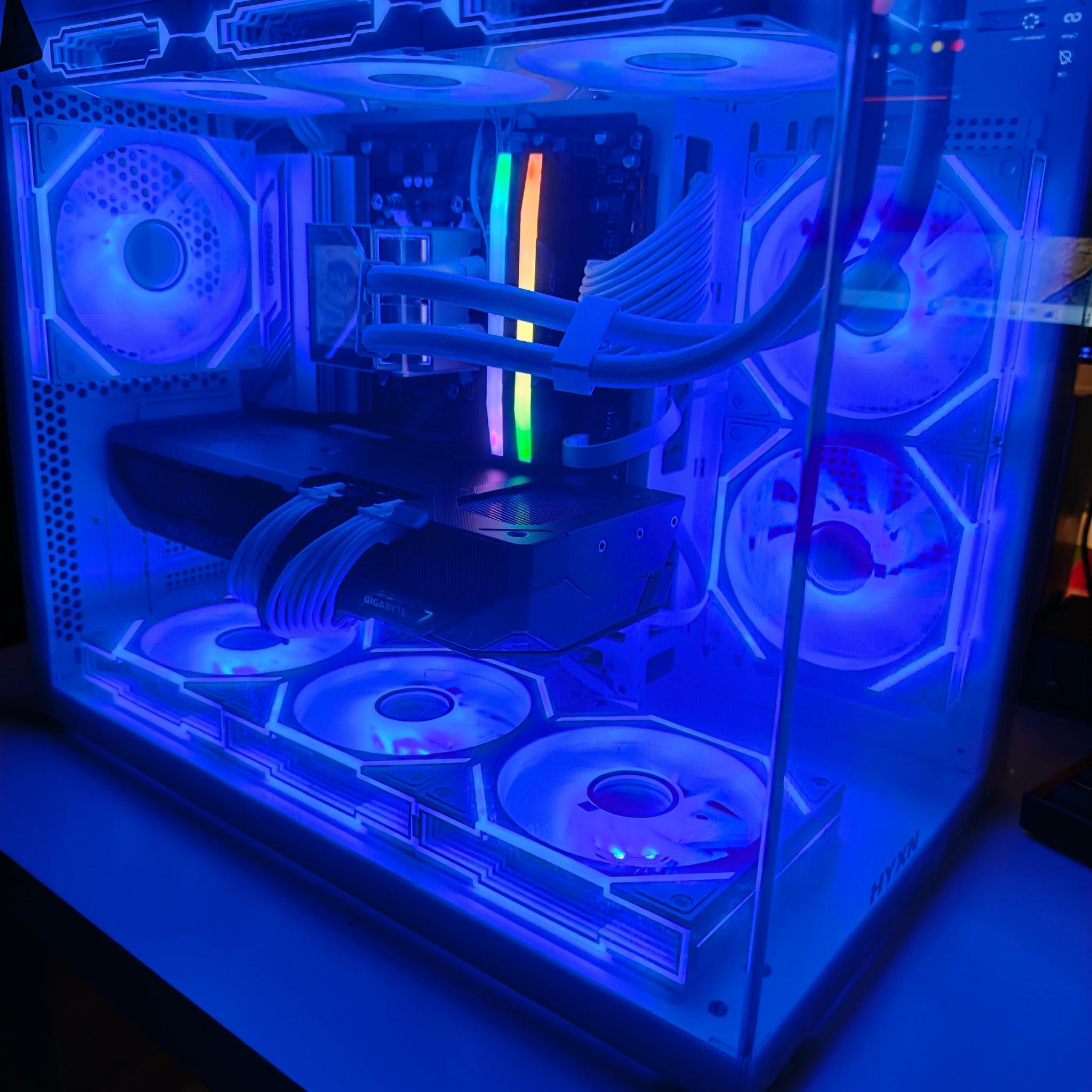 White 4K Gaming/Productivity Custom PC Radeon RX 9070 XT - Ryzen 9 7900X, 32GB RAM Scrren+Mirror Fan