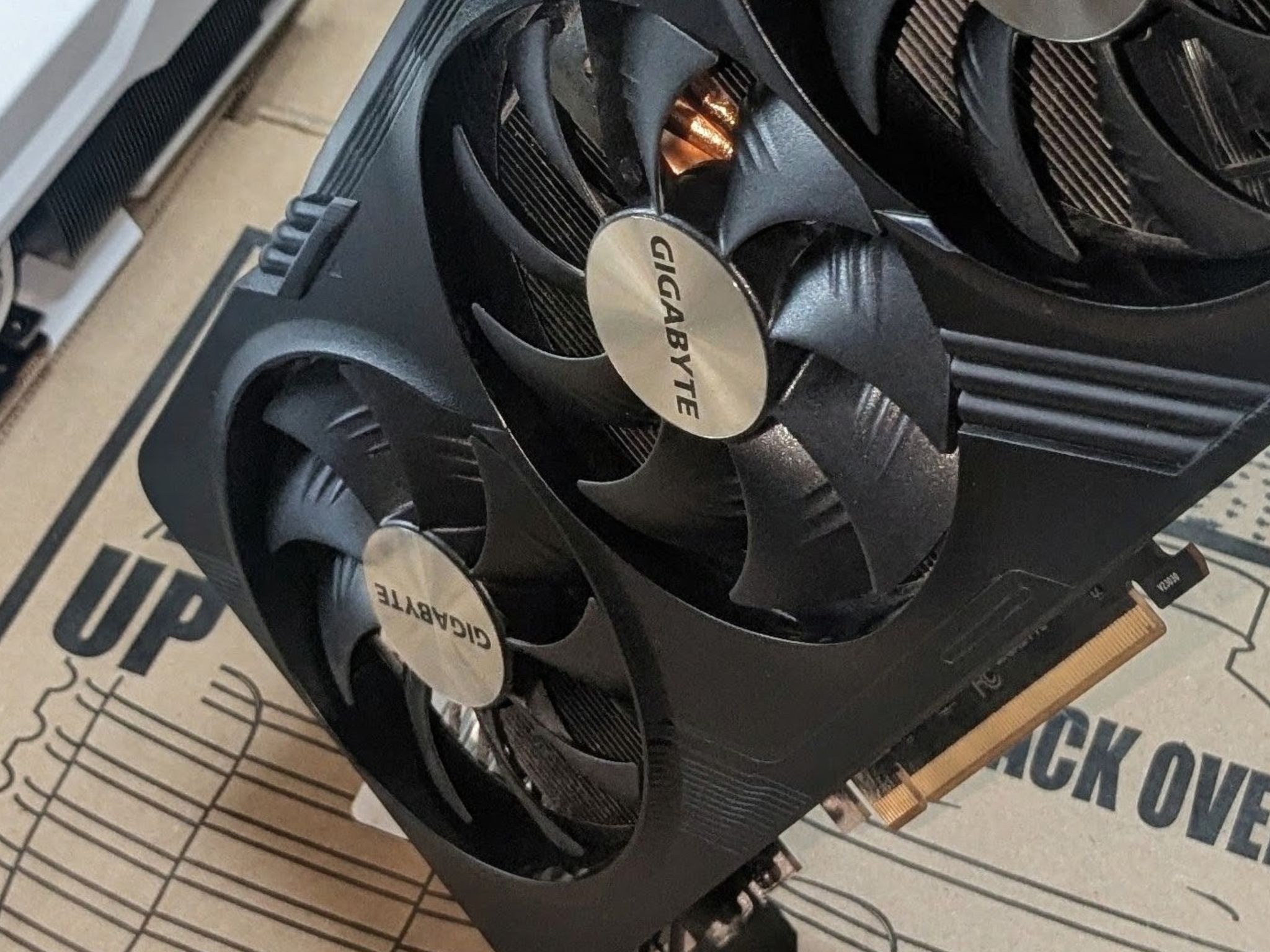 GIGABYTE Radeon RX 7800 XT GAMING OC 16G
