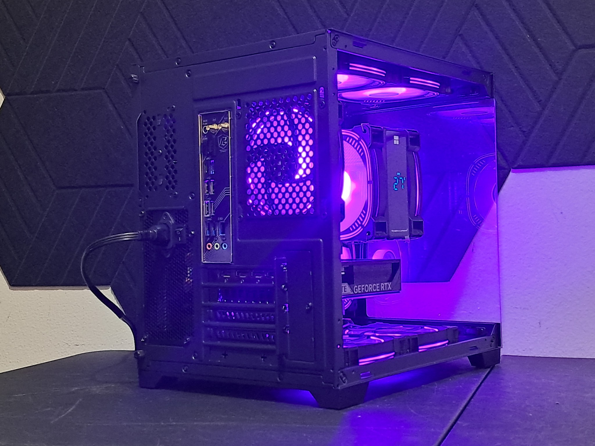 Airflow King 👑 RTX 5060 | Ryzen 5 8400F | 32GB DDR5 | Digital CPU Display | 1TB SSD | WiFi!