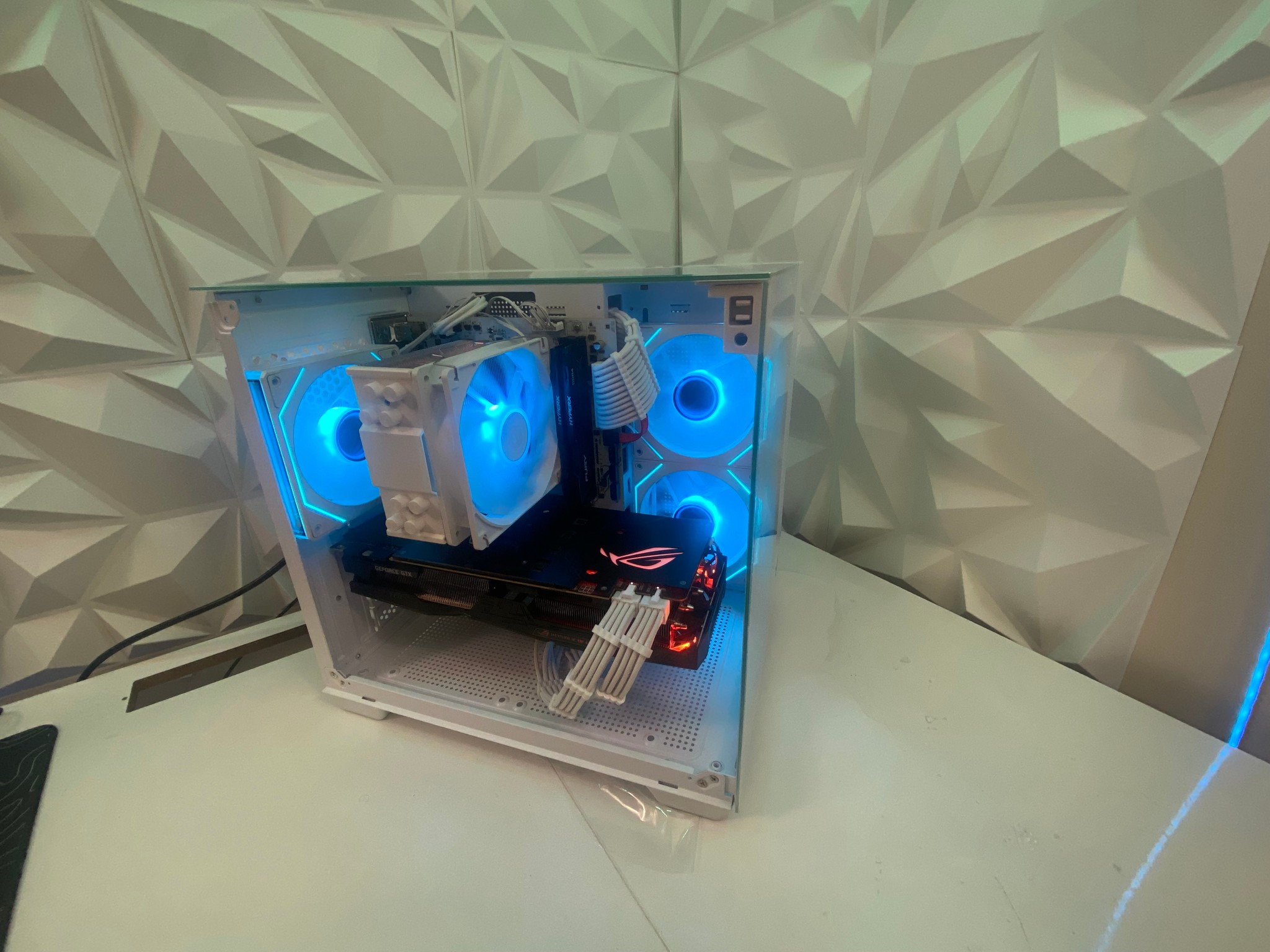 💘 💘 White Elite Build – Ryzen 7 2700 + GTX 1080 Ti 11GB | 1080p/1440p High FPS Ready