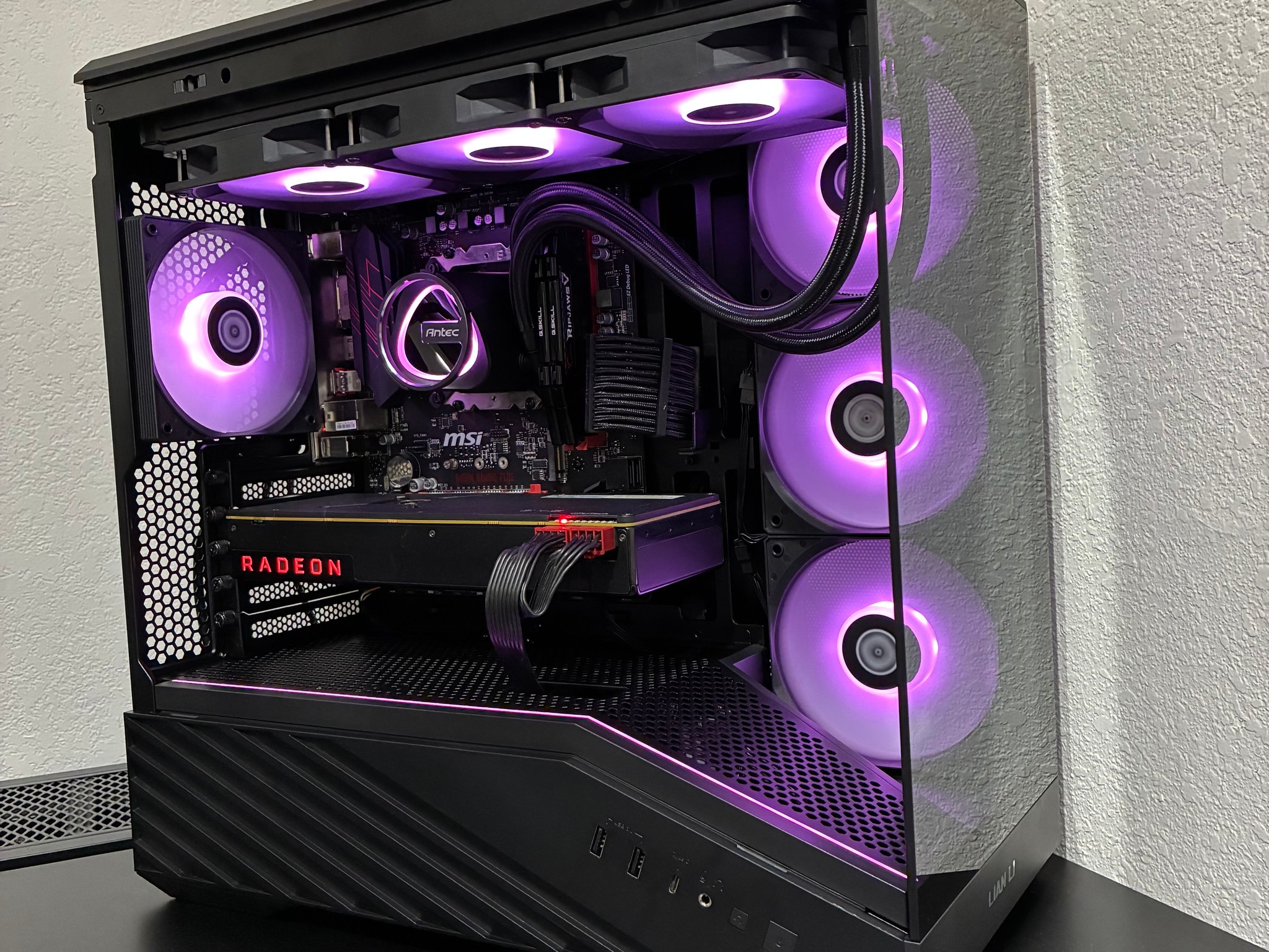 AMD Gaming PC w/ Radeon RX Vega 64 8GB / Ryzen 5 1600X / 16GB DDR4