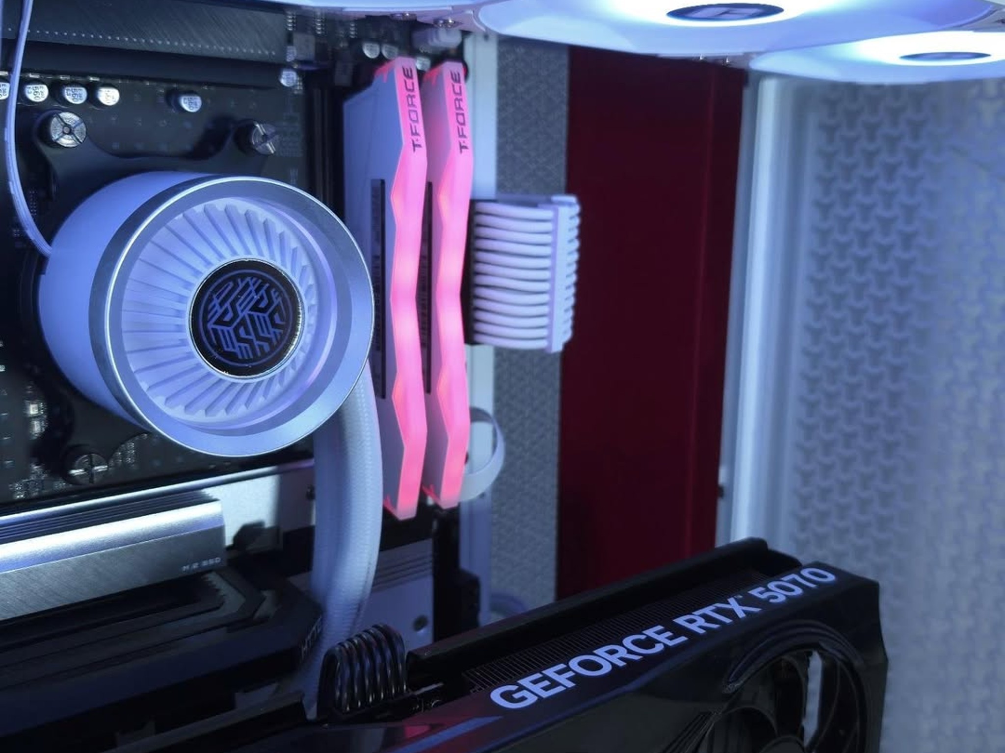ASUS RTX 5070 ❤️ Ryzen 7 9800X3D