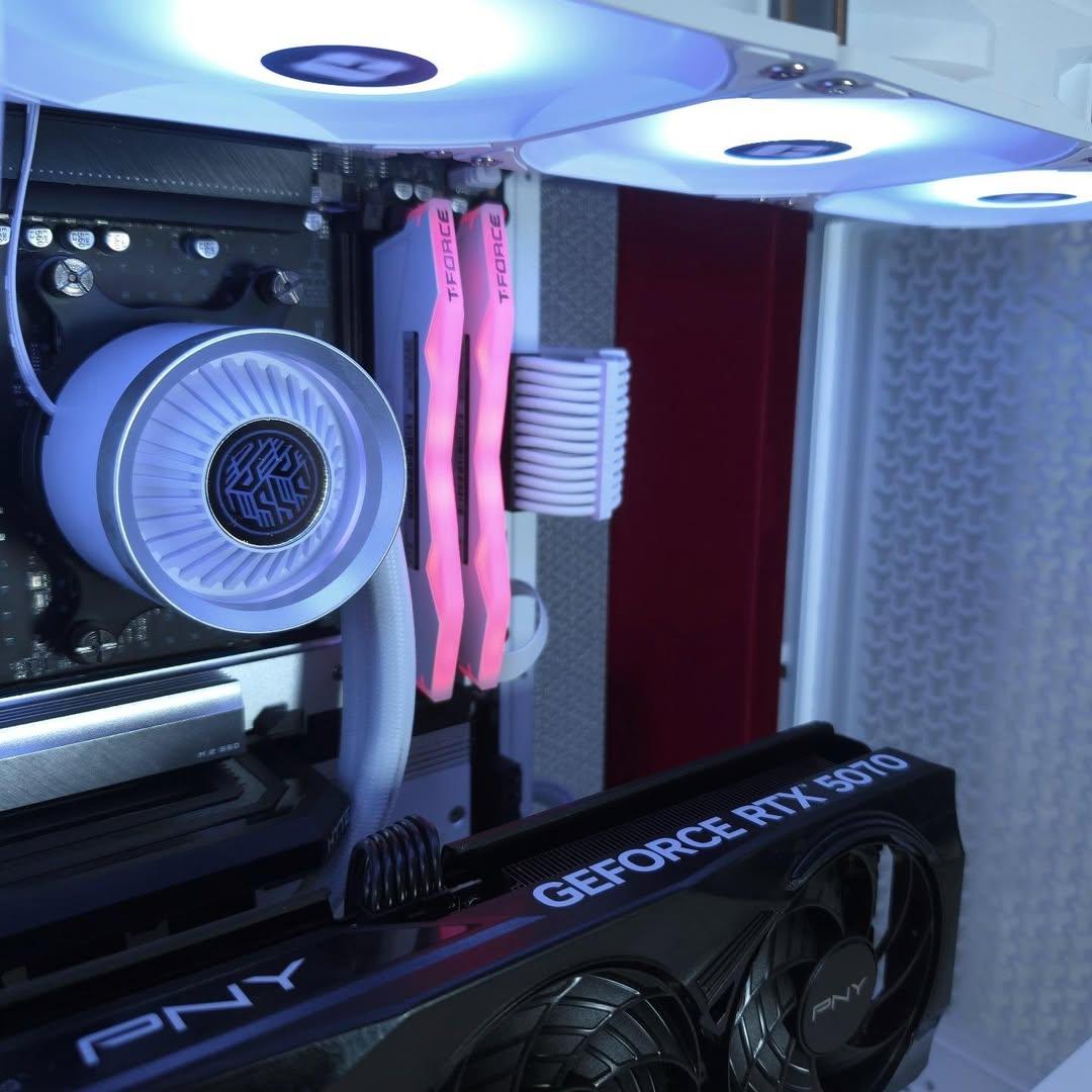 ASUS RTX 5070 ❤️ Ryzen 7 9800X3D