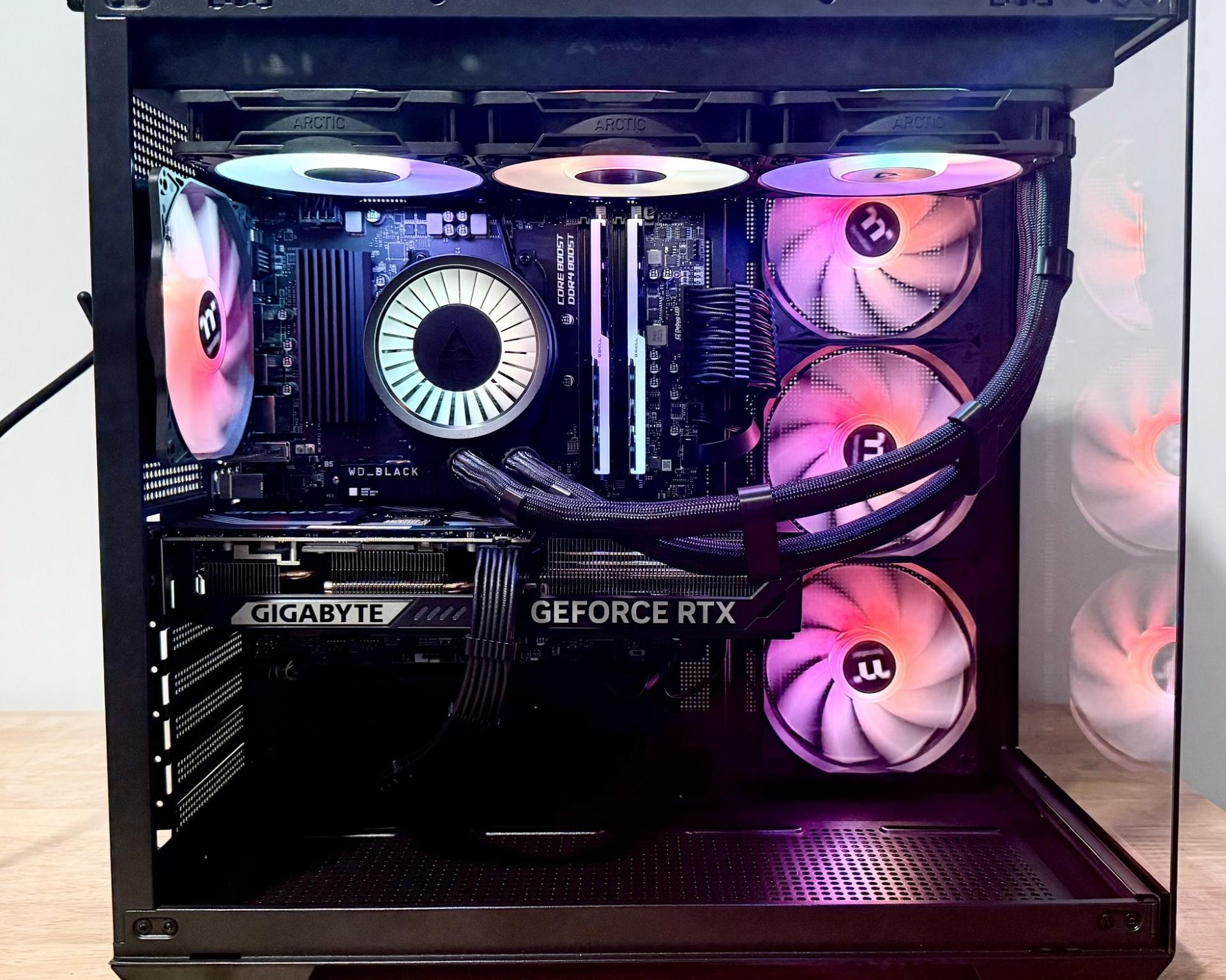 Thermaltake 380 RTX 5070 OC 12GB