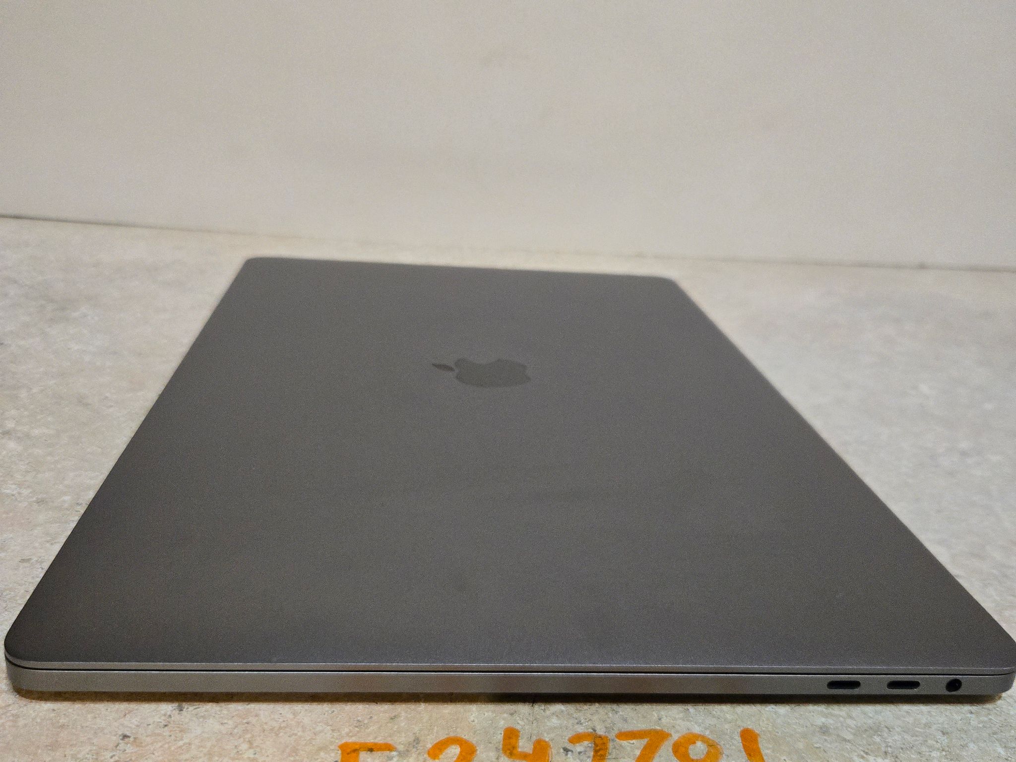 Apple Macbook Pro 15 inch Laptop - 2018 - 512GB - intel i7 - Model A1990