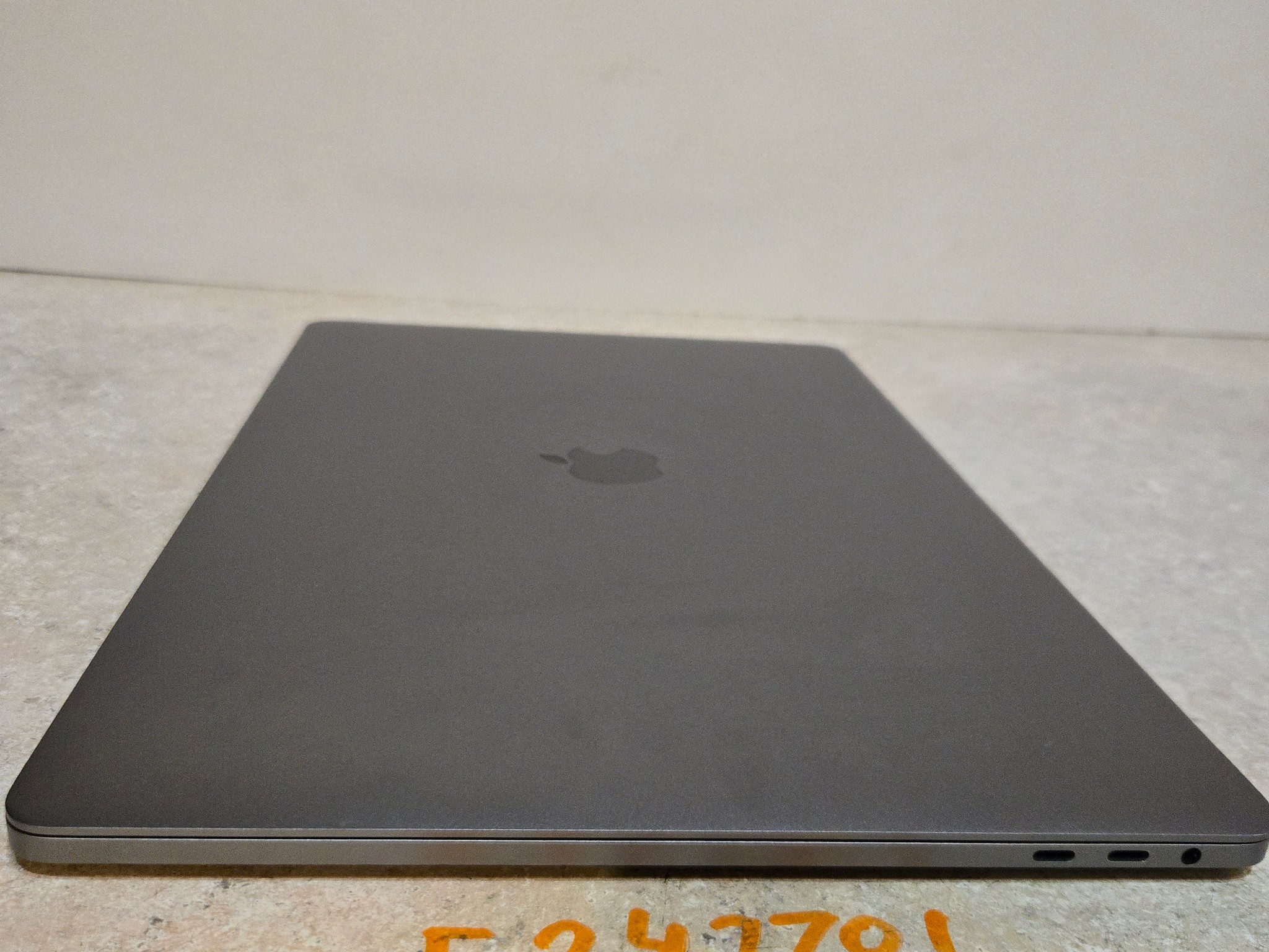 Apple Macbook Pro 15 inch Laptop - 2018 - 512GB - intel i7 - Model A1990