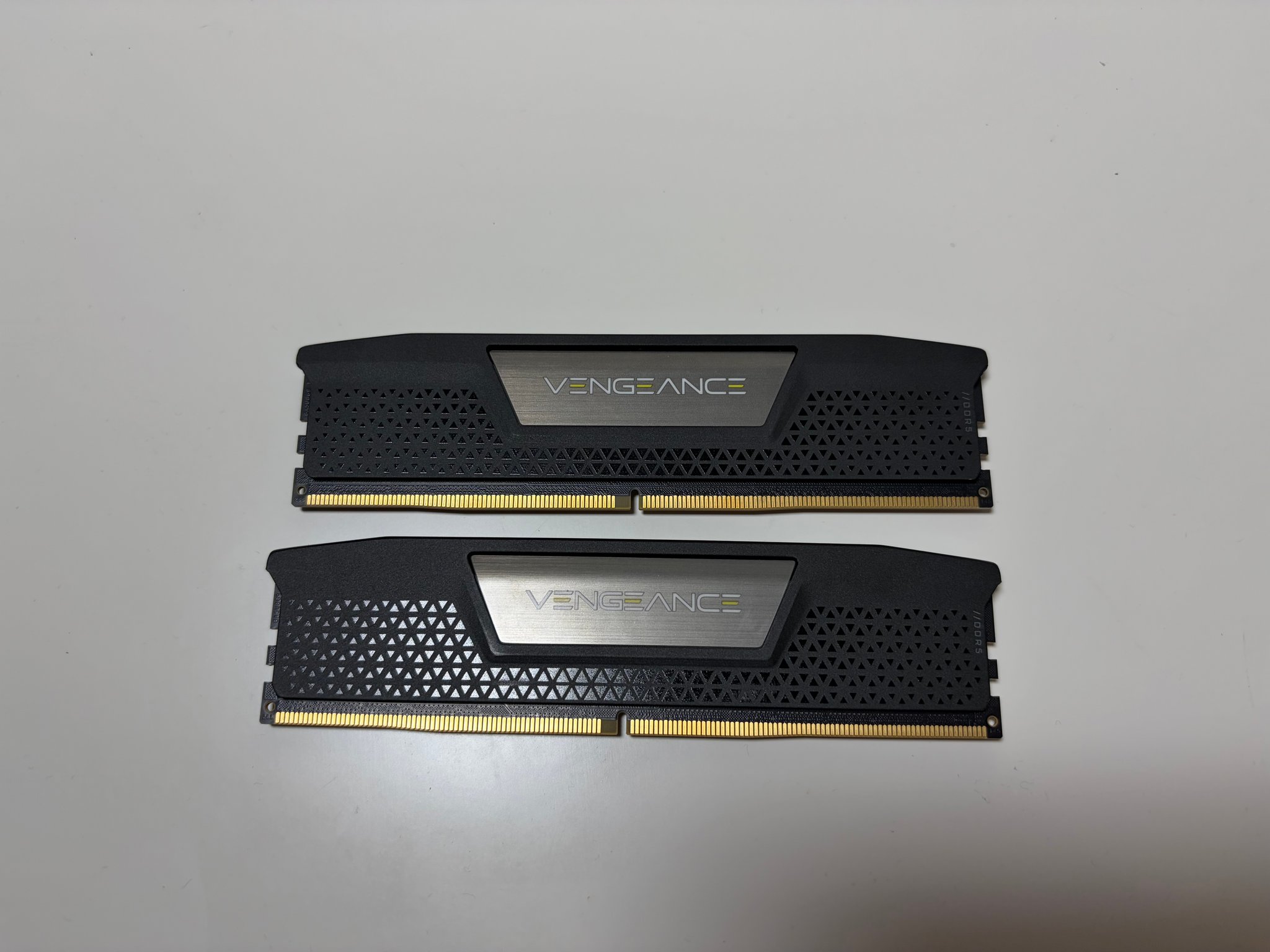 Corsair 32GB(2x16GB) DDR5 @6000MTs CL30