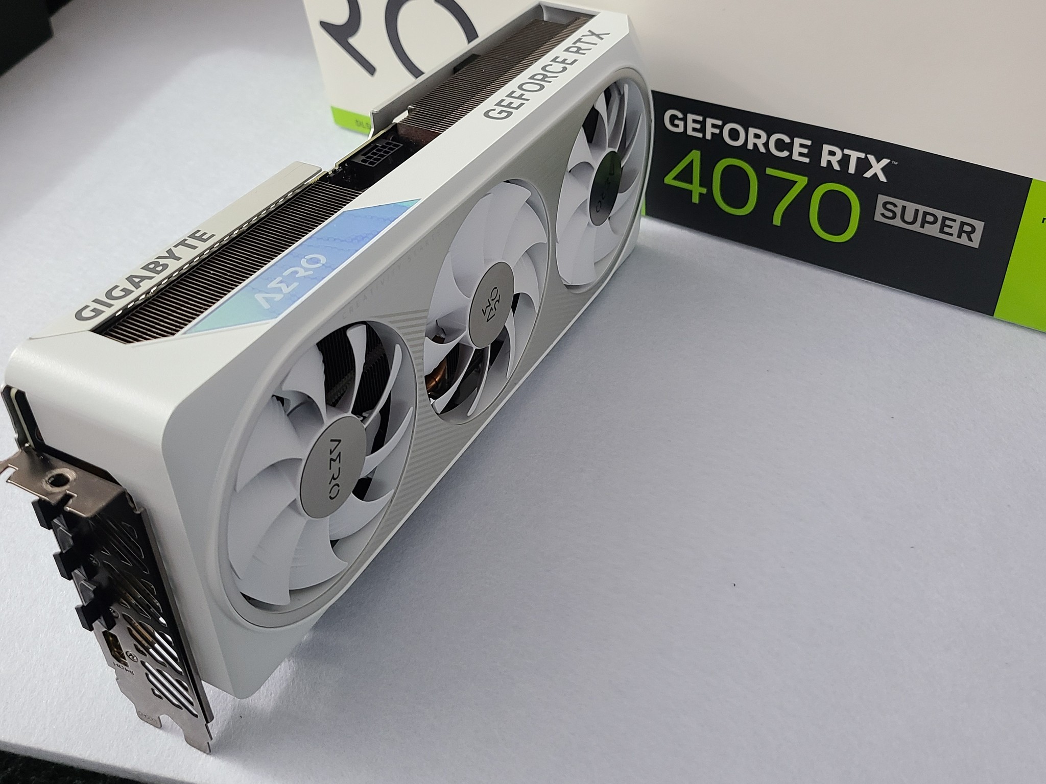 GIGABYTE AERO OC GeForce RTX 4070 SUPER (White)
