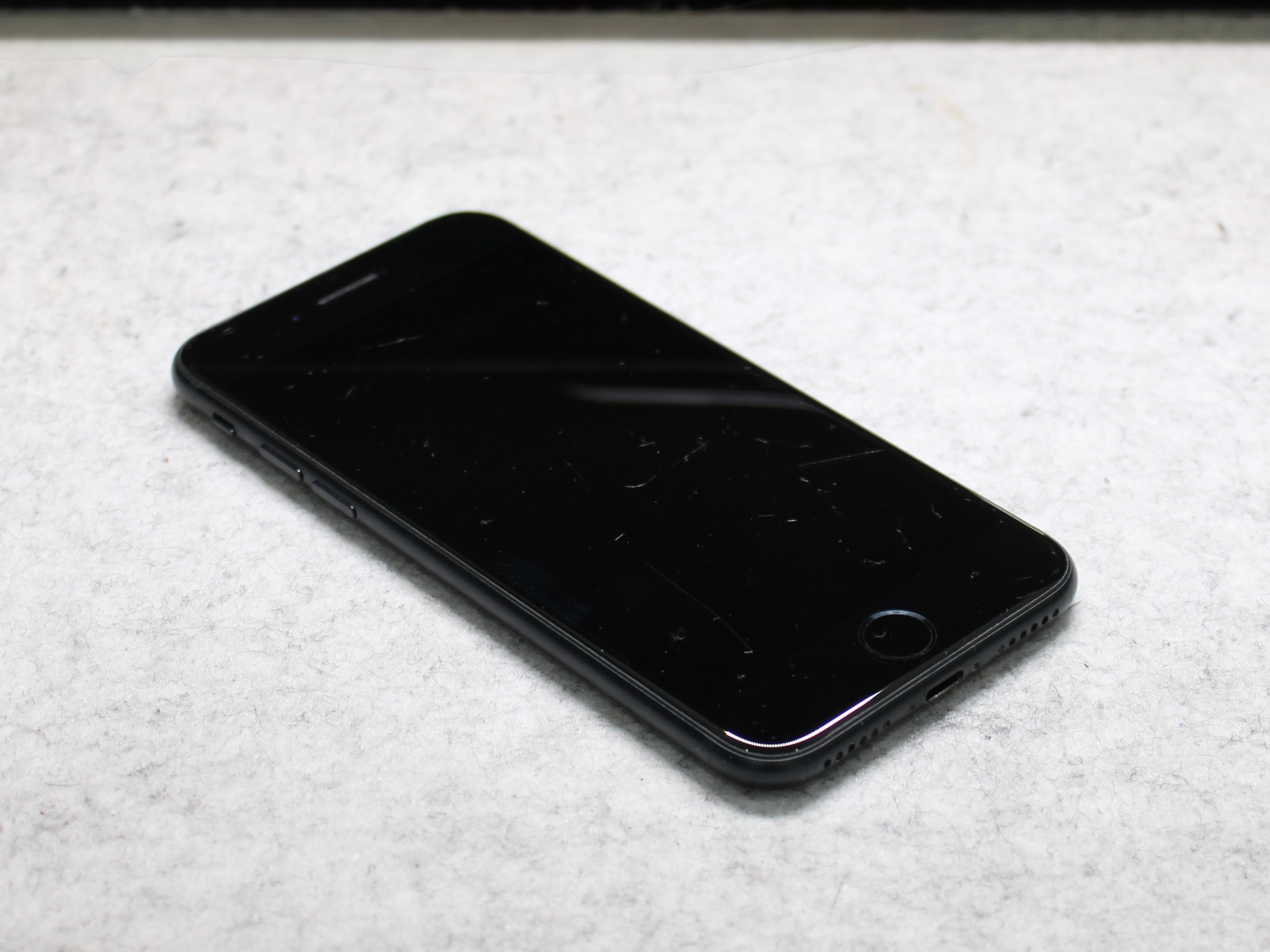 iPhone SE 2022 Unlocked With Mous case