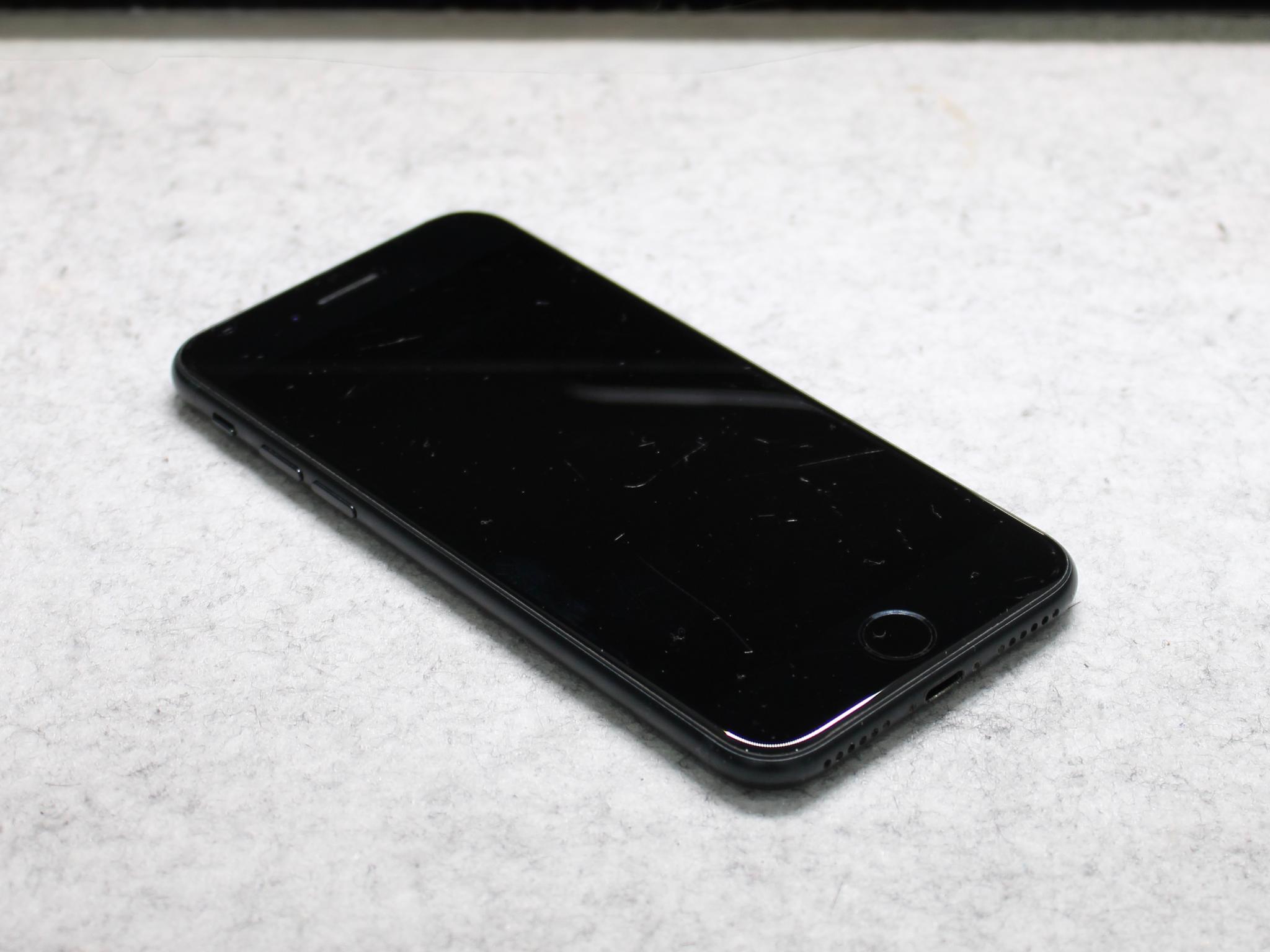iPhone SE 2022 Unlocked With Mous case