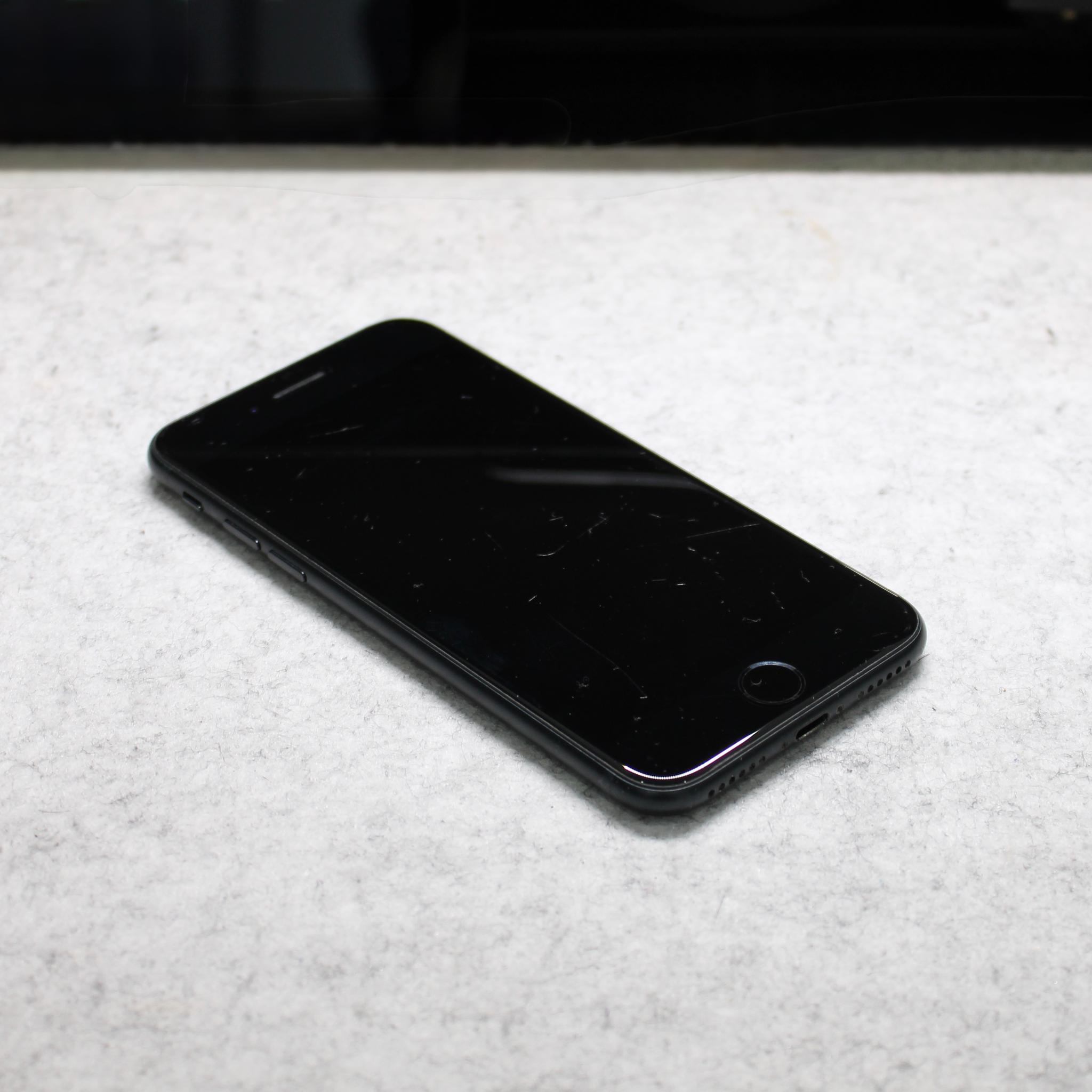 iPhone SE 2022 Unlocked With Mous case
