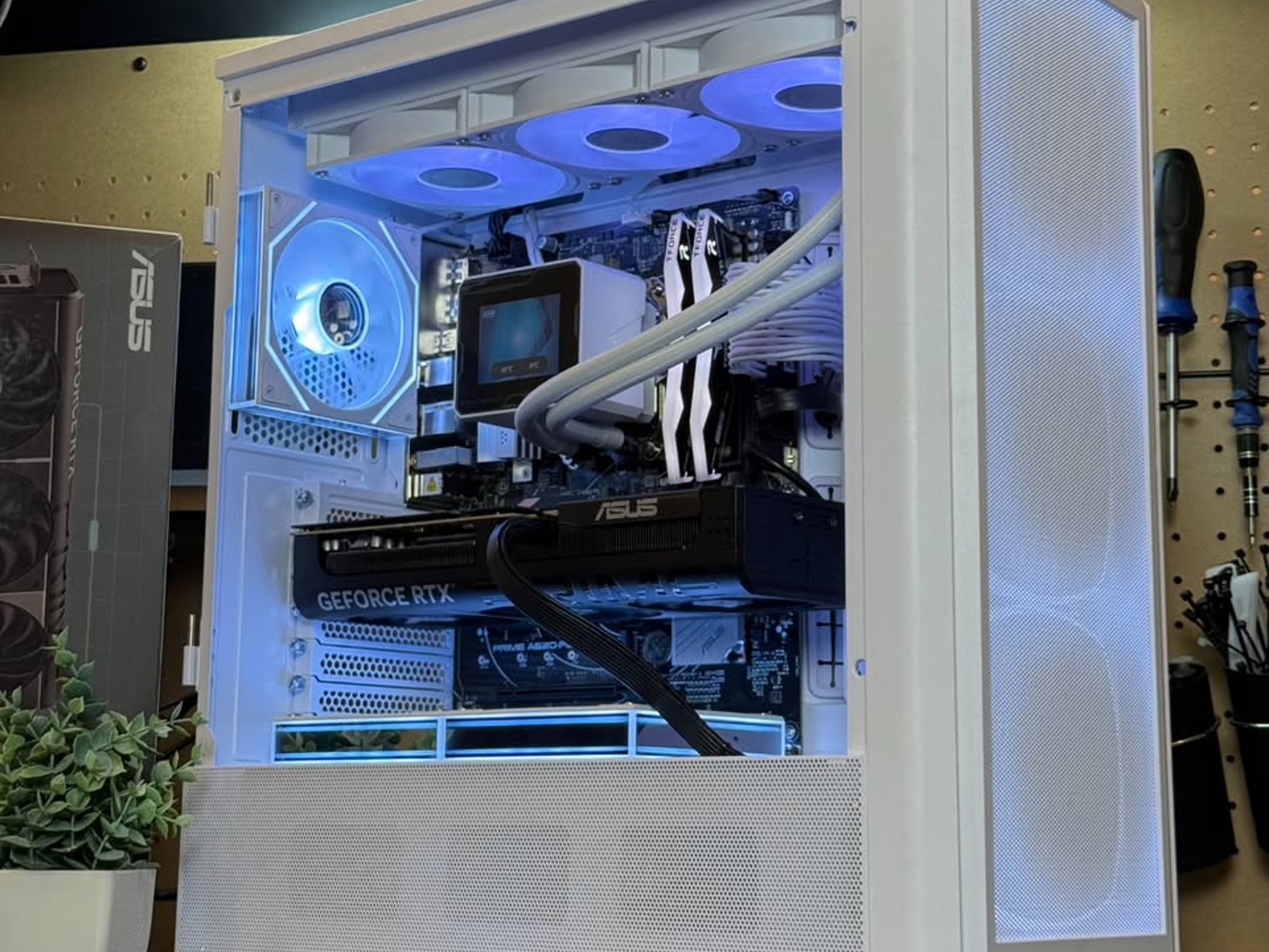 Pristine New Gaming / Streaming PC | RTX 5070 | Ryzen 7 7700 | 32GB DDR5 RAM | 1TB | Windows 11
