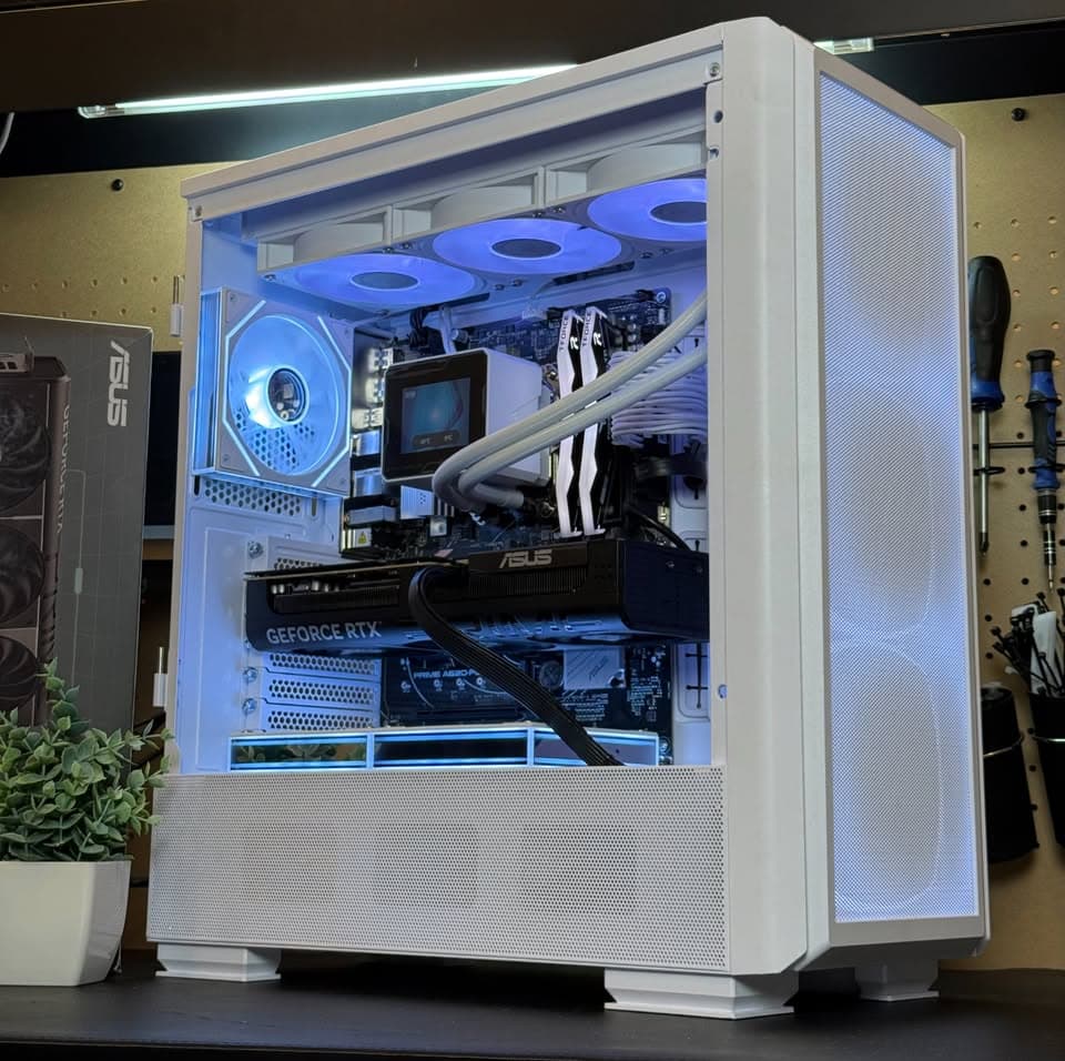 Pristine New Gaming / Streaming PC | RTX 5070 | Ryzen 7 7700 | 32GB DDR5 RAM | 1TB | Windows 11
