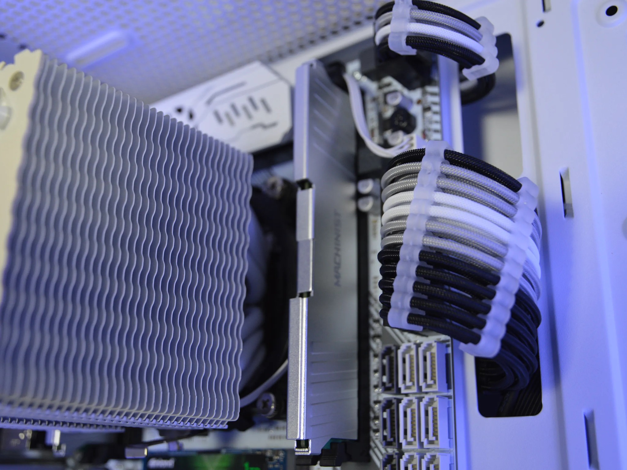 🟣❄️| RX 580 8GB | INTEL XEON E5 2670 V3 | 32GB DDR4 RAM | 1TB NVME SSD | Royal Blizzard |