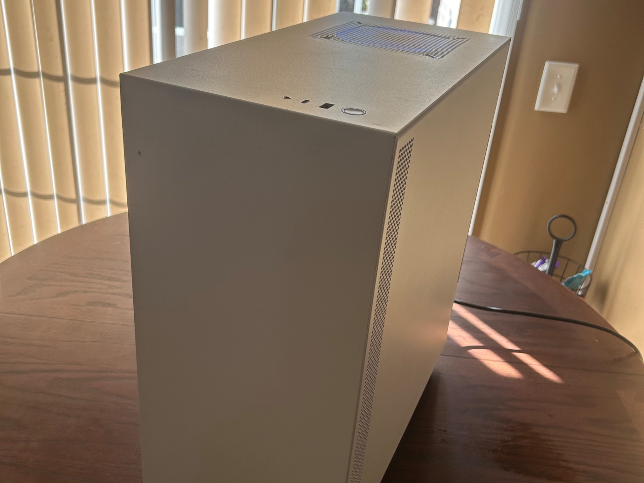 4060ti+12600k, 32GB Ram, 1TB NVME Ssd, vertical mounted, all white NZXT build.