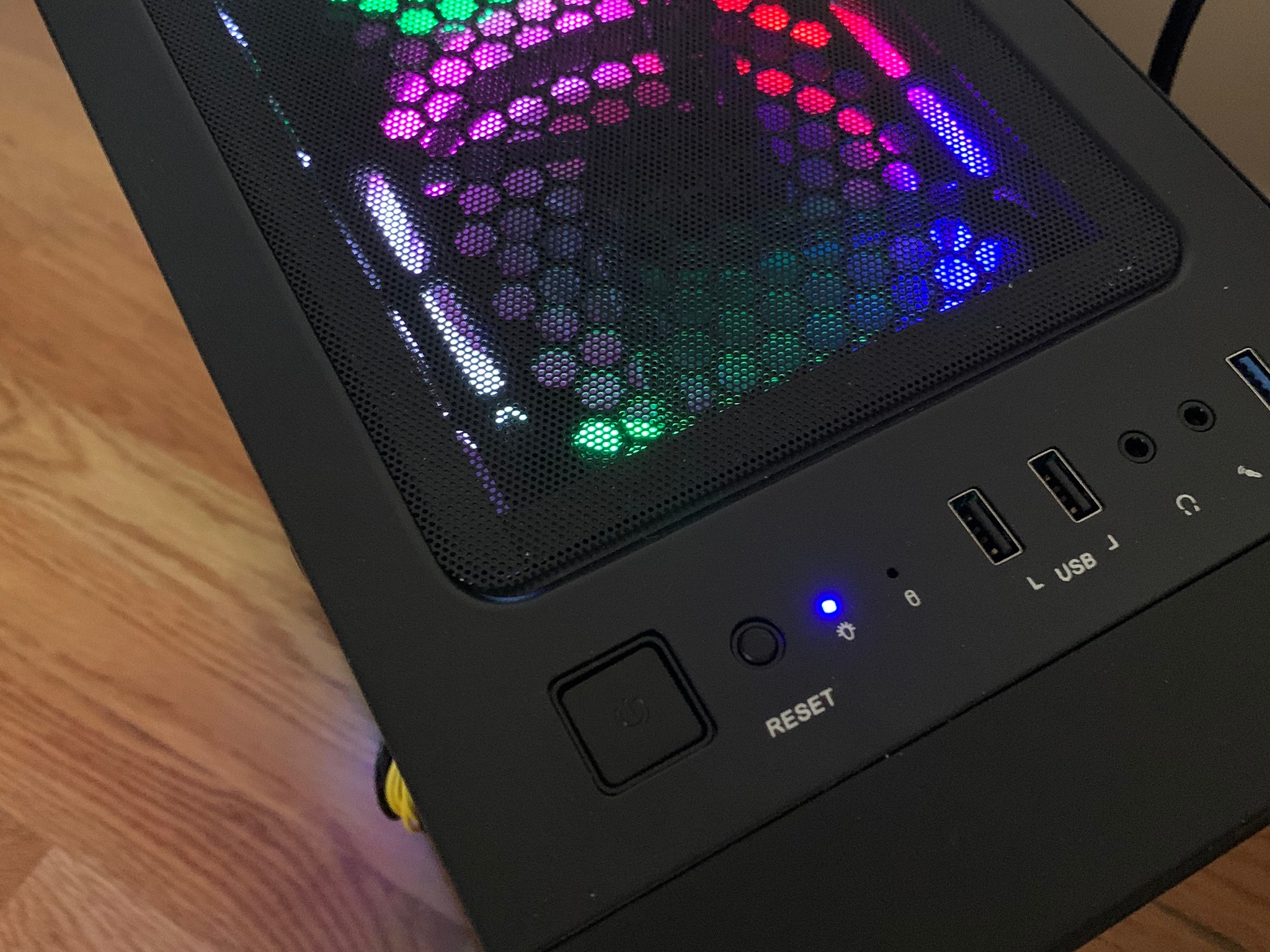 RX 580 8GB E3 1220 4c/4t 16GB RAM 500GB SSD FORTNITE READY WINDOWS 10 RGB GAMING PC