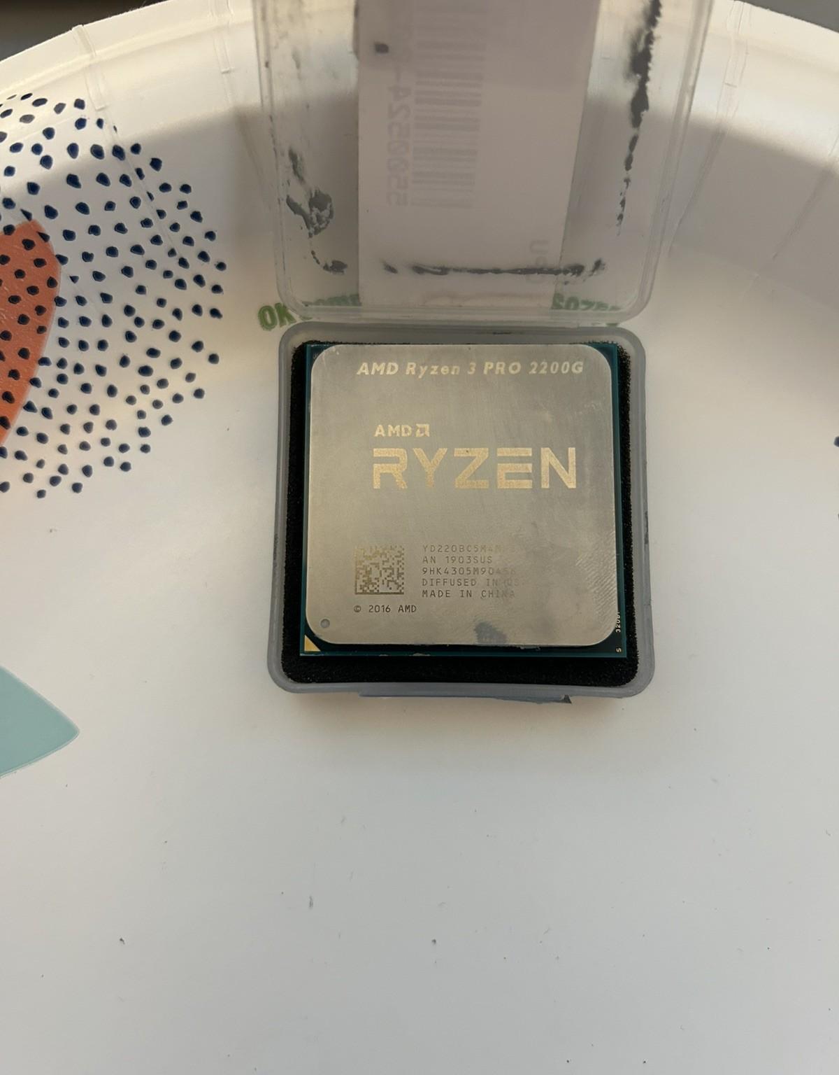 AMD Ryzen 3 2200g PRO 3.5 GHz Quad-Core (YD2200C5FBBOX) Processor