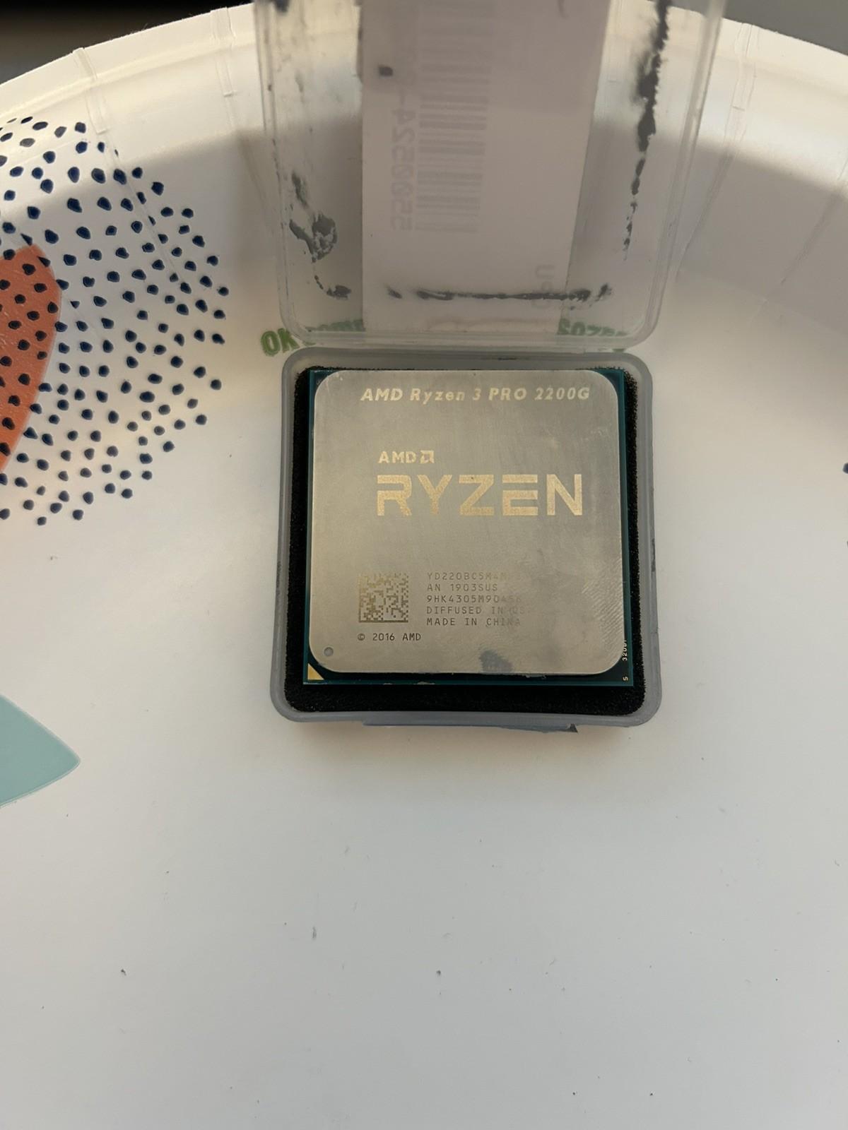 AMD Ryzen 3 2200g PRO 3.5 GHz Quad-Core (YD2200C5FBBOX) Processor