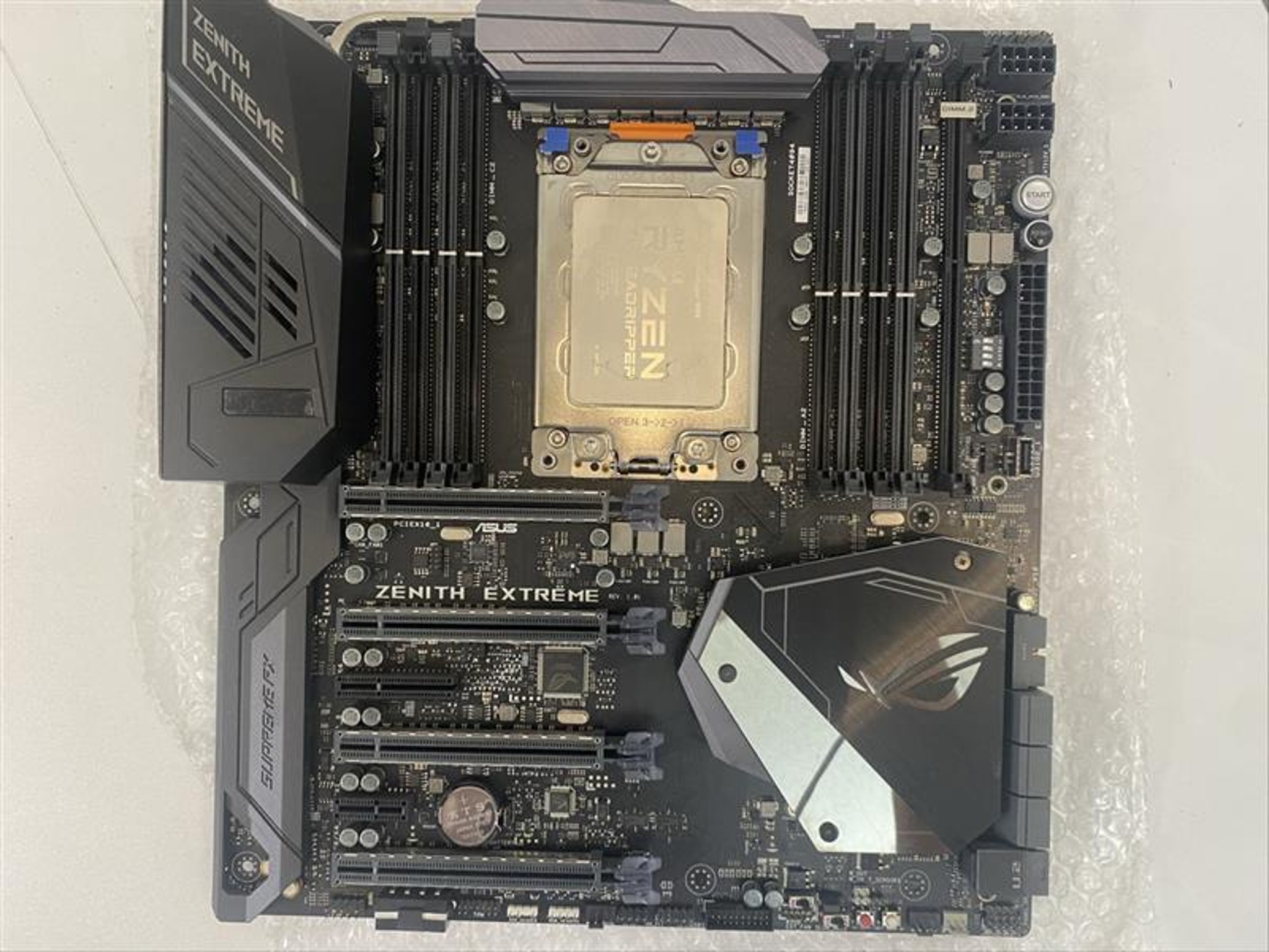 ASUS ROG ZENITH EXTREME X399 Motherboard + Threadripper 1950X (16C/32T) + Corsair 240mm AIO