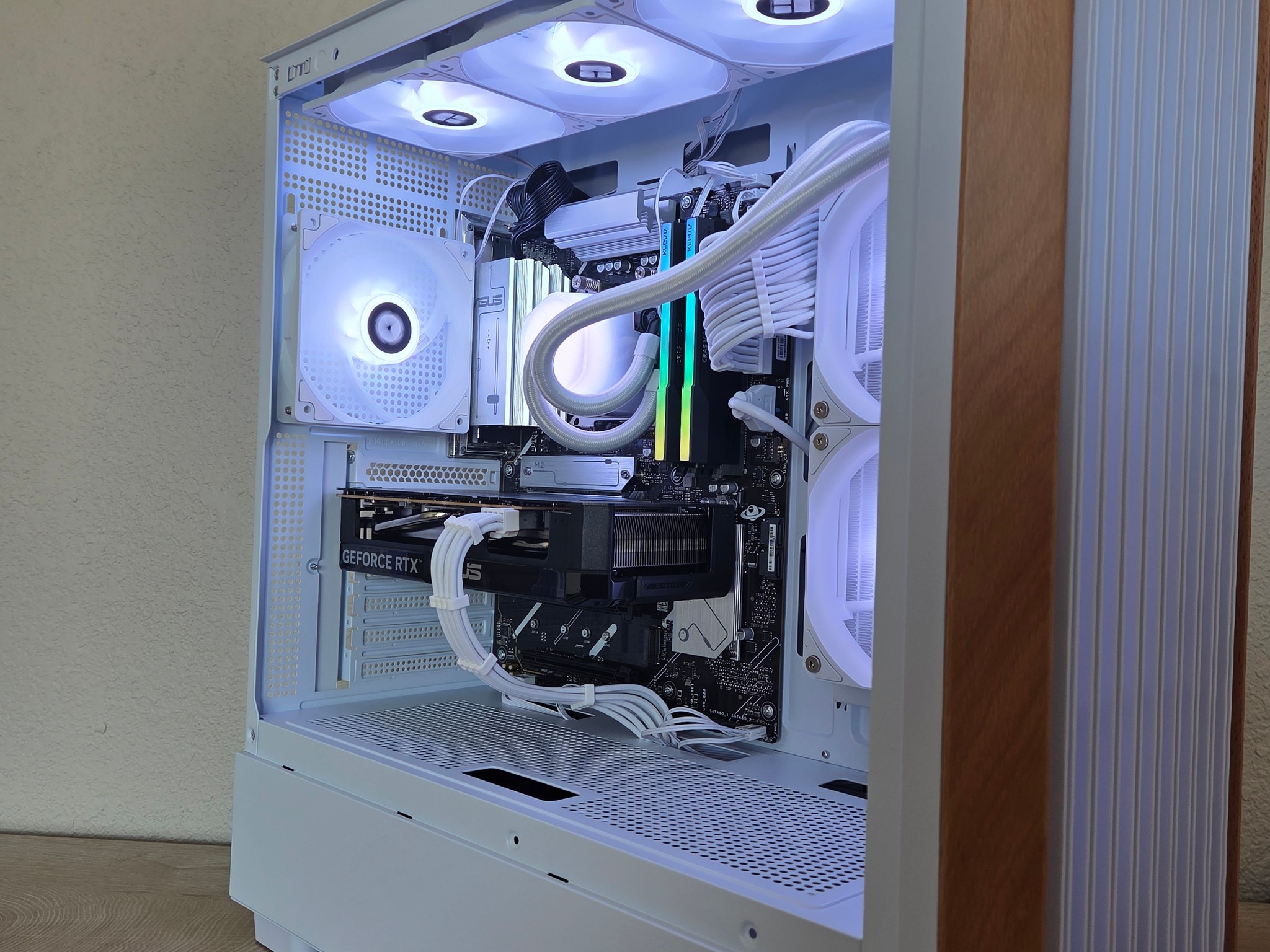 🌲❄️ Timber Frost | RTX 5060 | Ryzen 5 7600 | 32GB DDR5 | Wood Edition Gaming PC 🤍🌲/C/