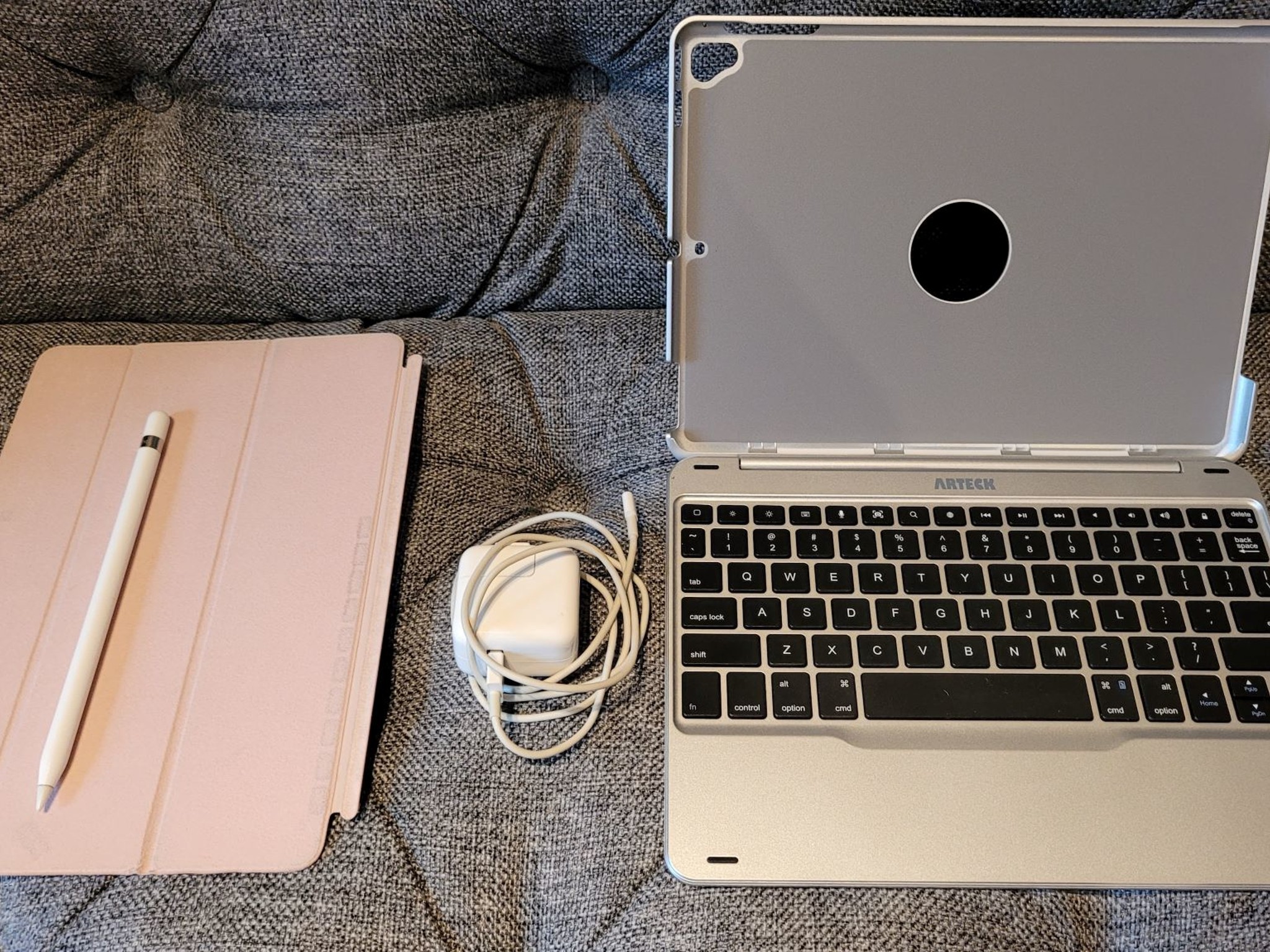 Excellent Condition iPad 6th Generation 32gb + many accessories! 