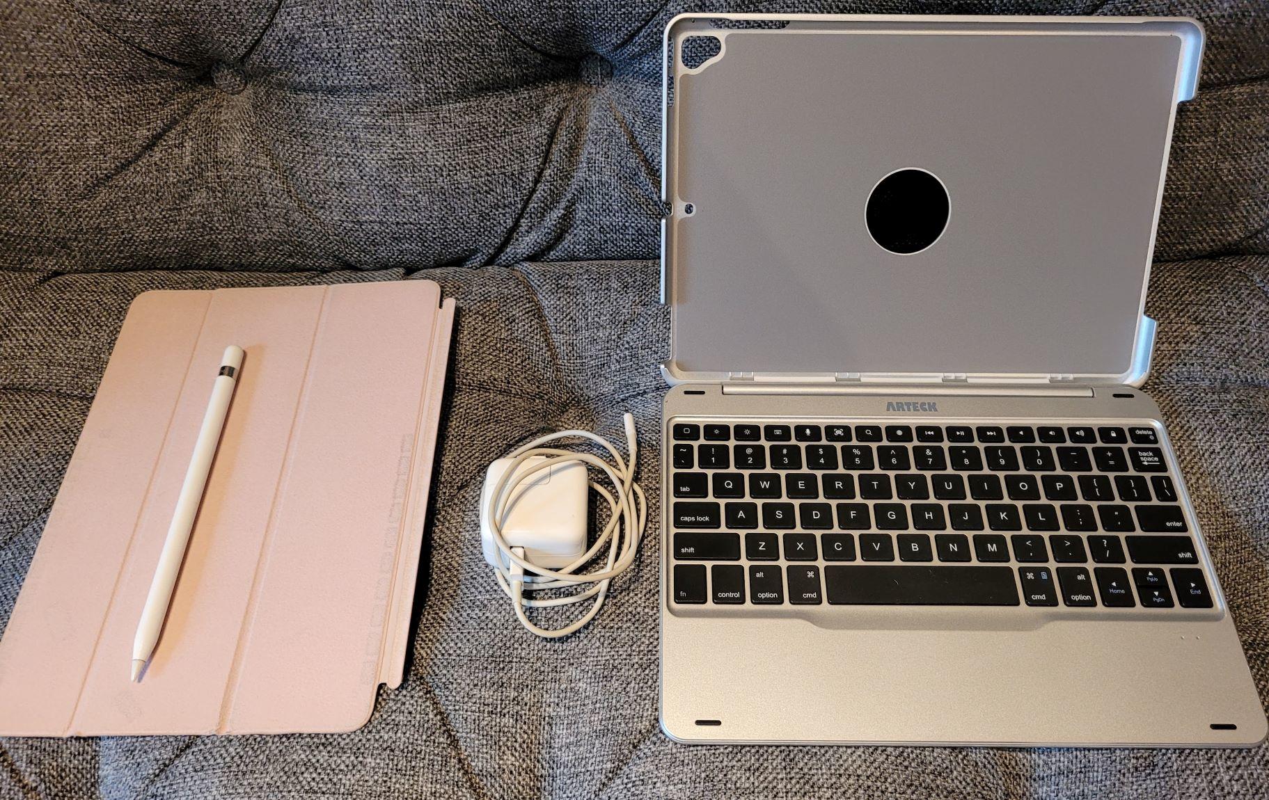 Excellent Condition iPad 6th Generation 32gb + many accessories! 