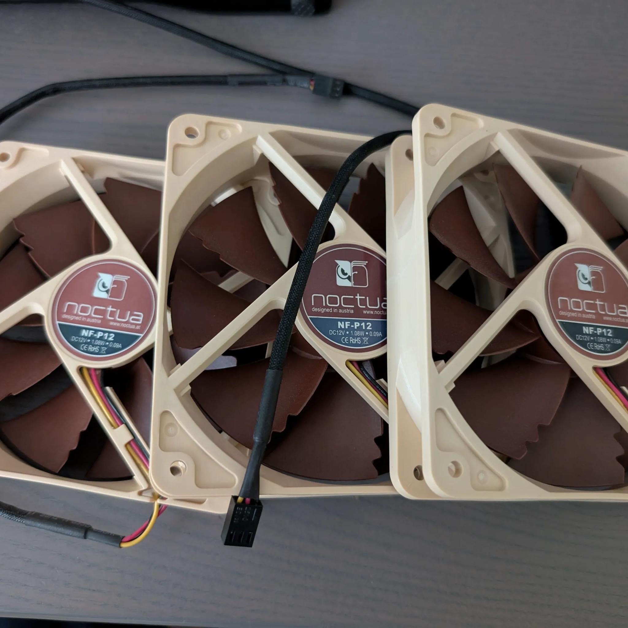 Noctua NF-P12 (Non-PWM) x 3