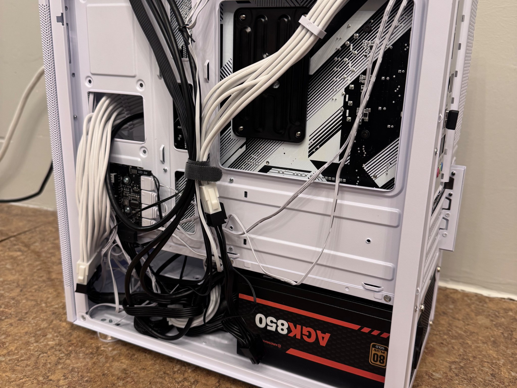 White Gaming pc Ryzen 5 5600 rtx 3060