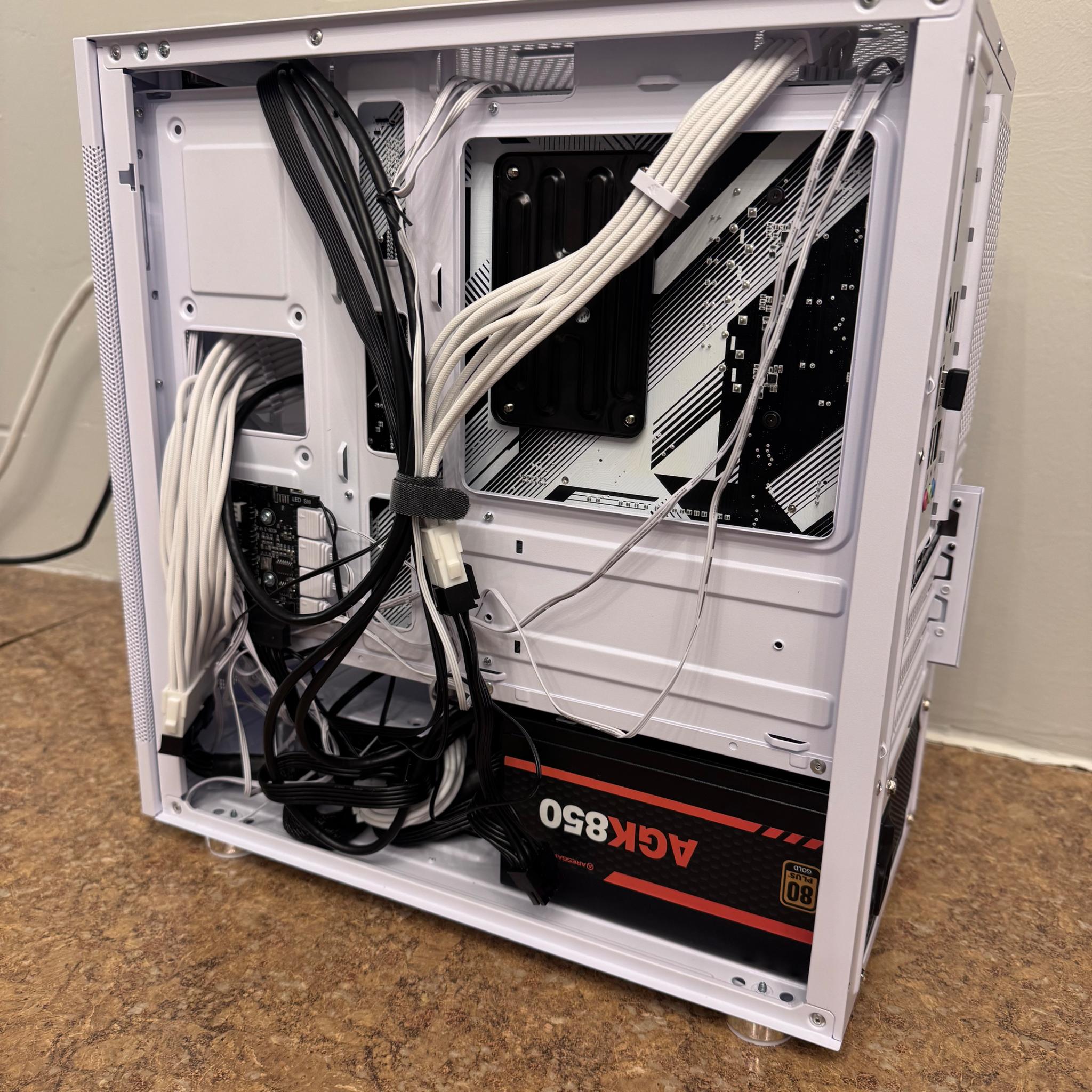 White Gaming pc Ryzen 5 5600 rtx 3060