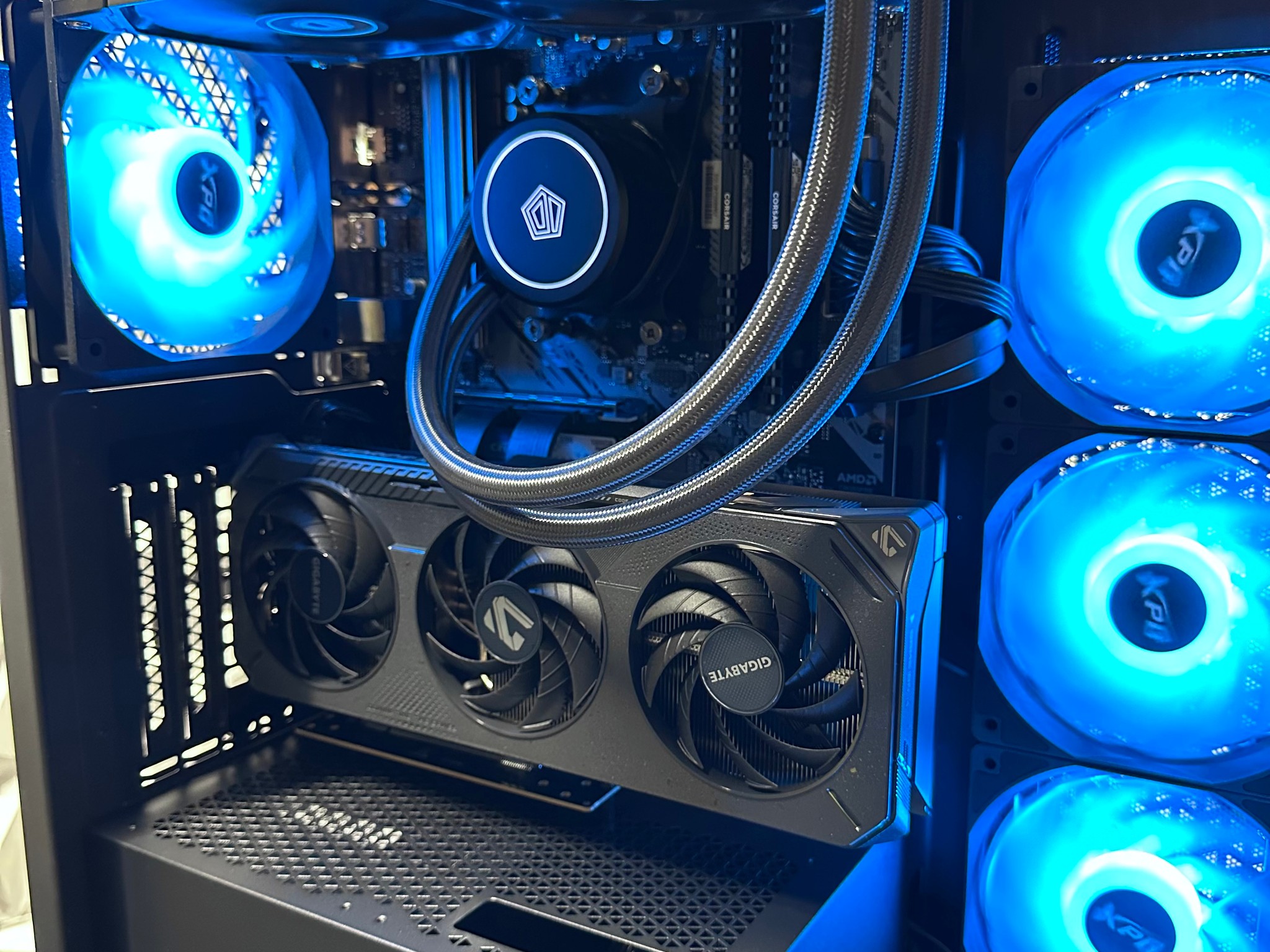 Gaming pc / Ryzen 5 5600x / RTX 5060 / 32GB 3200MHz Ram / 1TB crucial SSD / B550 / windows 11 pro