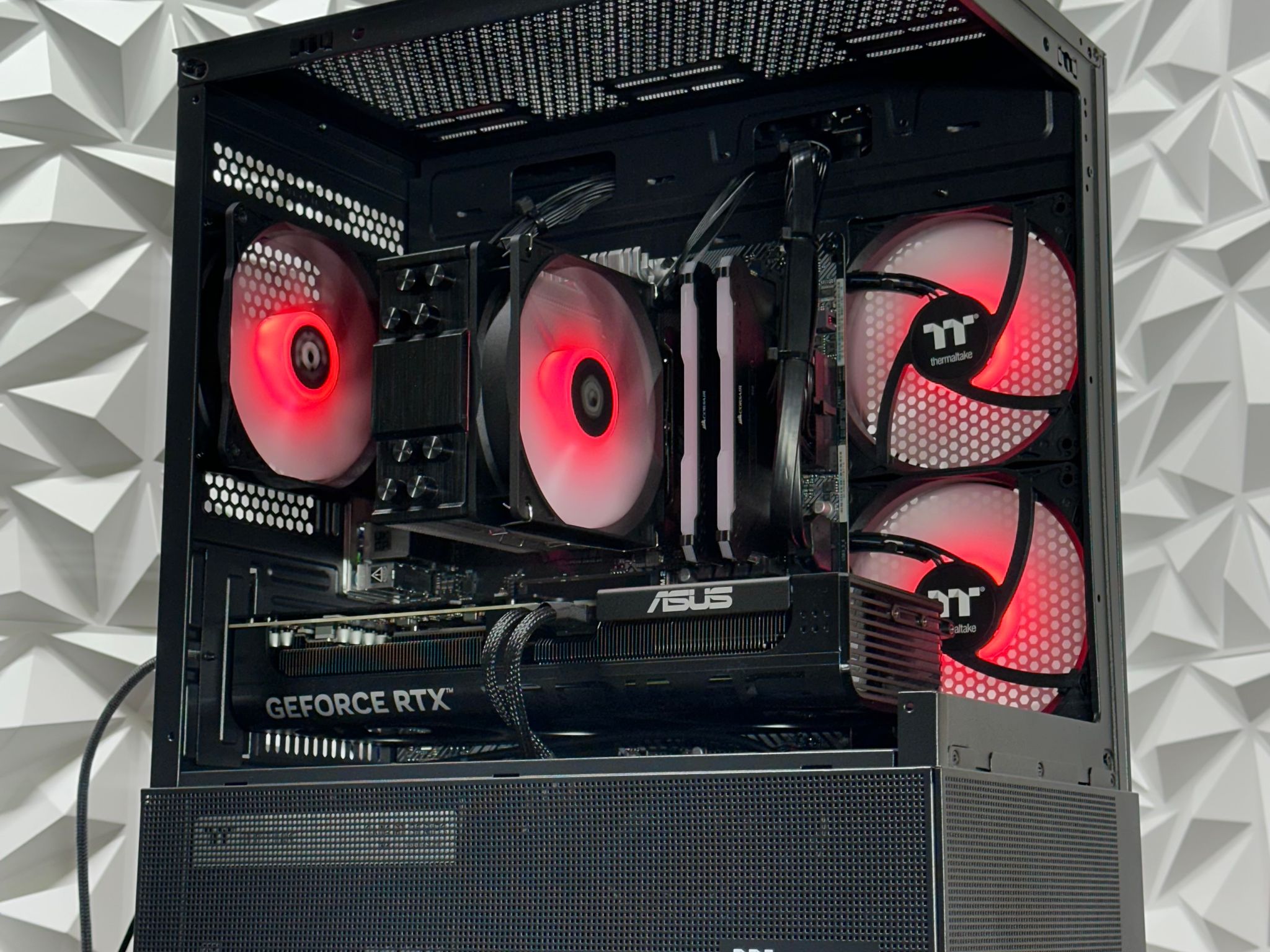 rtx 5070 / Ryzen 7 5800XT / 32GB 3200Mhz ddr4 ram / 1Tb crucial Nvme ssd / Windows 11