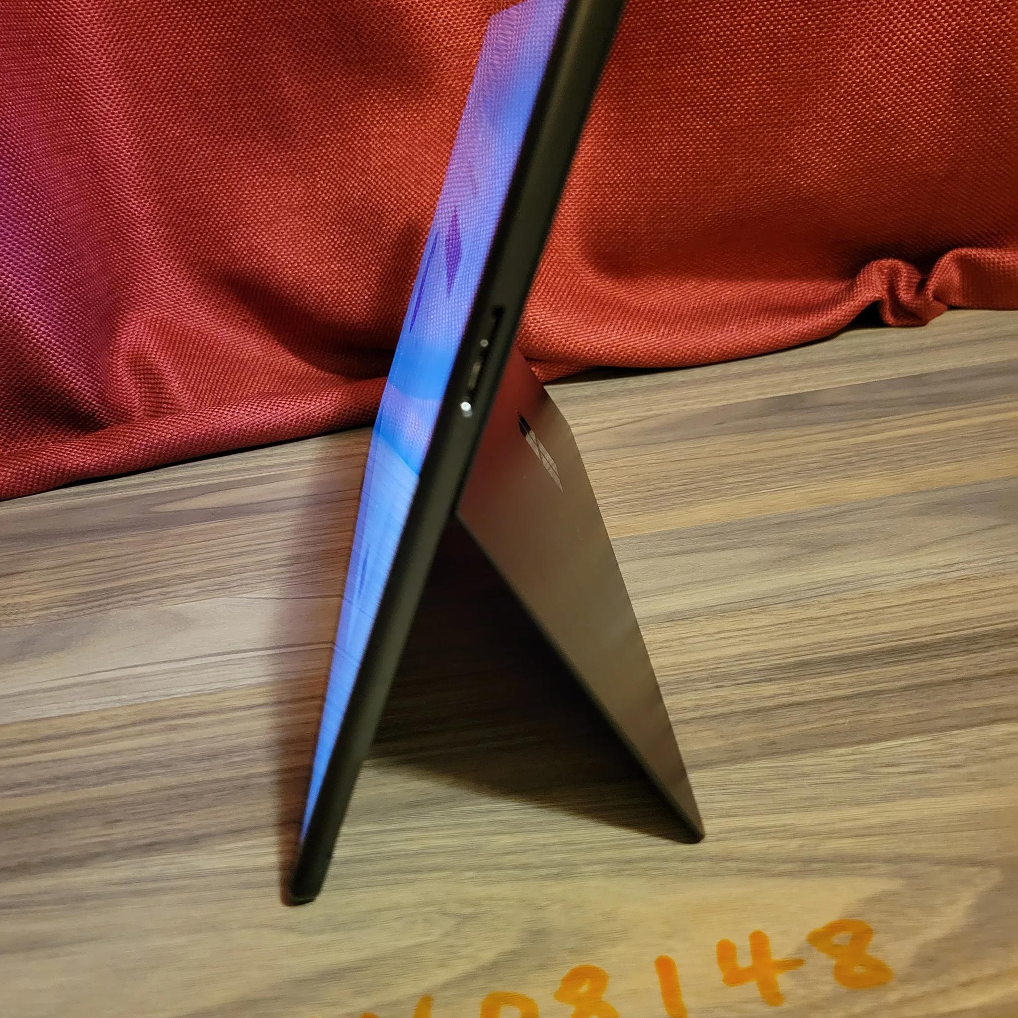 Microsoft Surface Pro 9 - 256gb - intel i5 12th gen. - 13" QLED Touch Screen