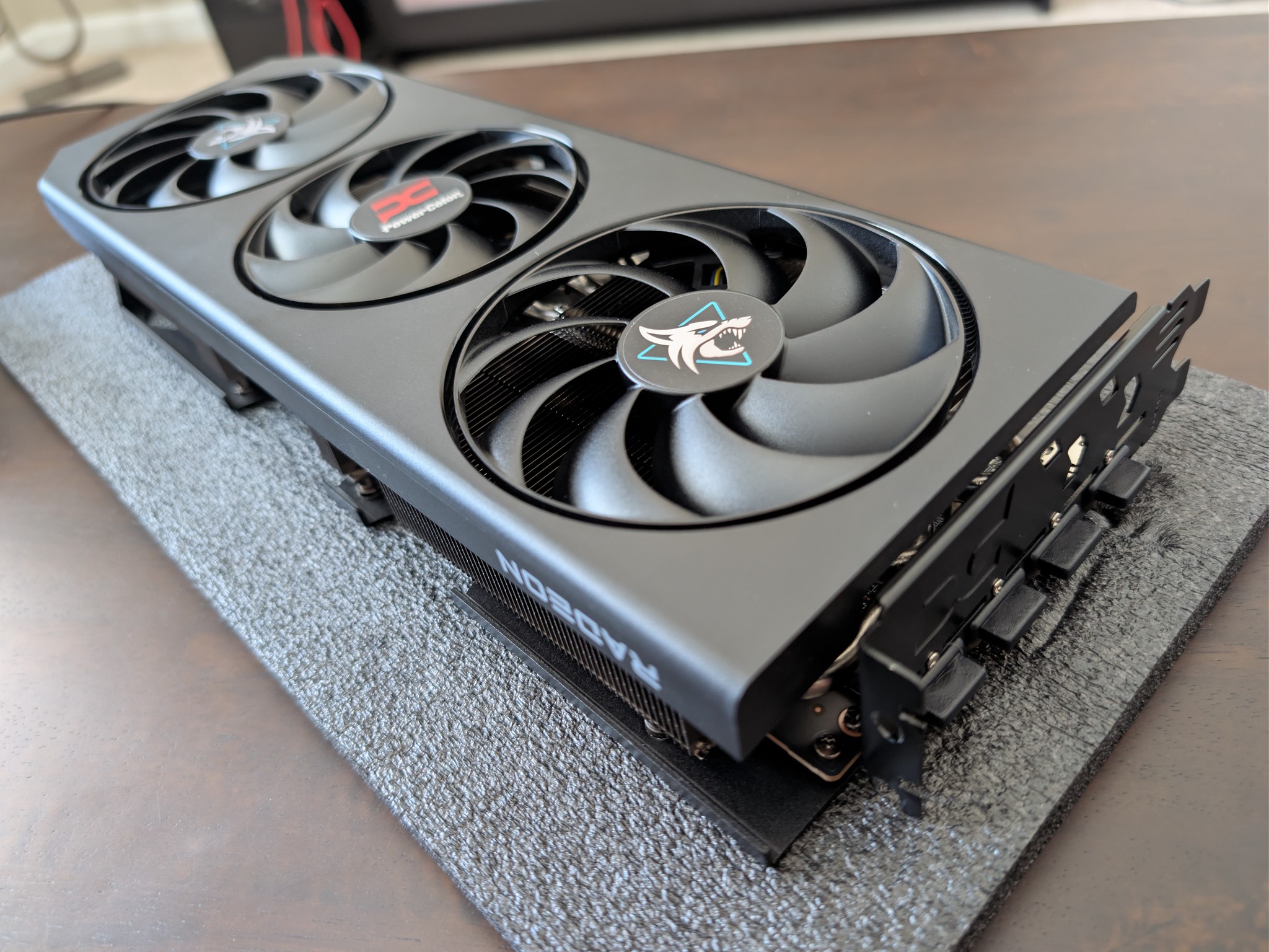 PowerColor Hellhound AMD Radeon RX 9070 XT OC 16GB