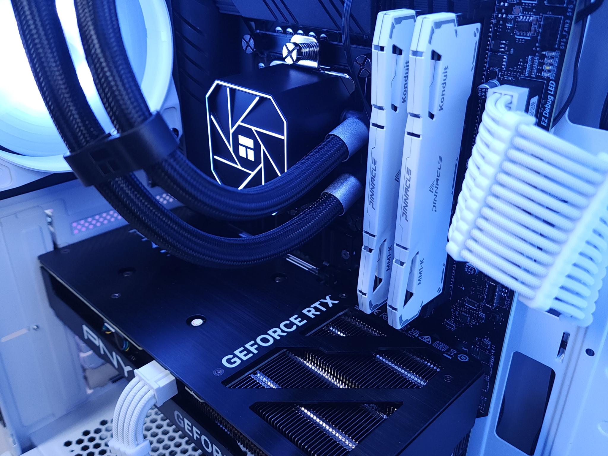 💙🤍RTX 4070 | Core i5 12600K | 32GB 3200MHz | 1TB NVMe SSD