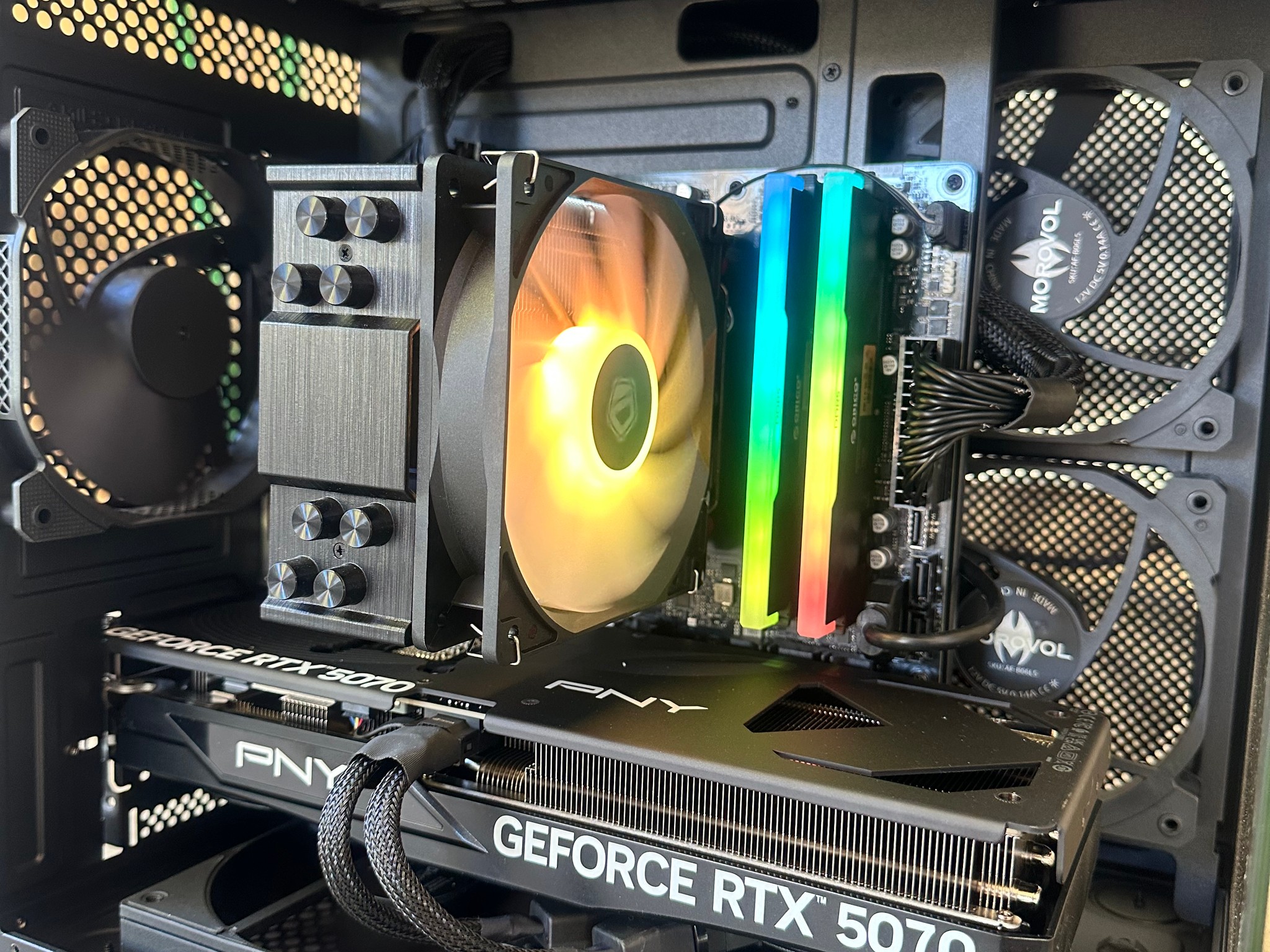 Rtx 5070 / Ryzen 7 8700F / 32GB 7200MHz / 1TB nvme ssd / Windows 11