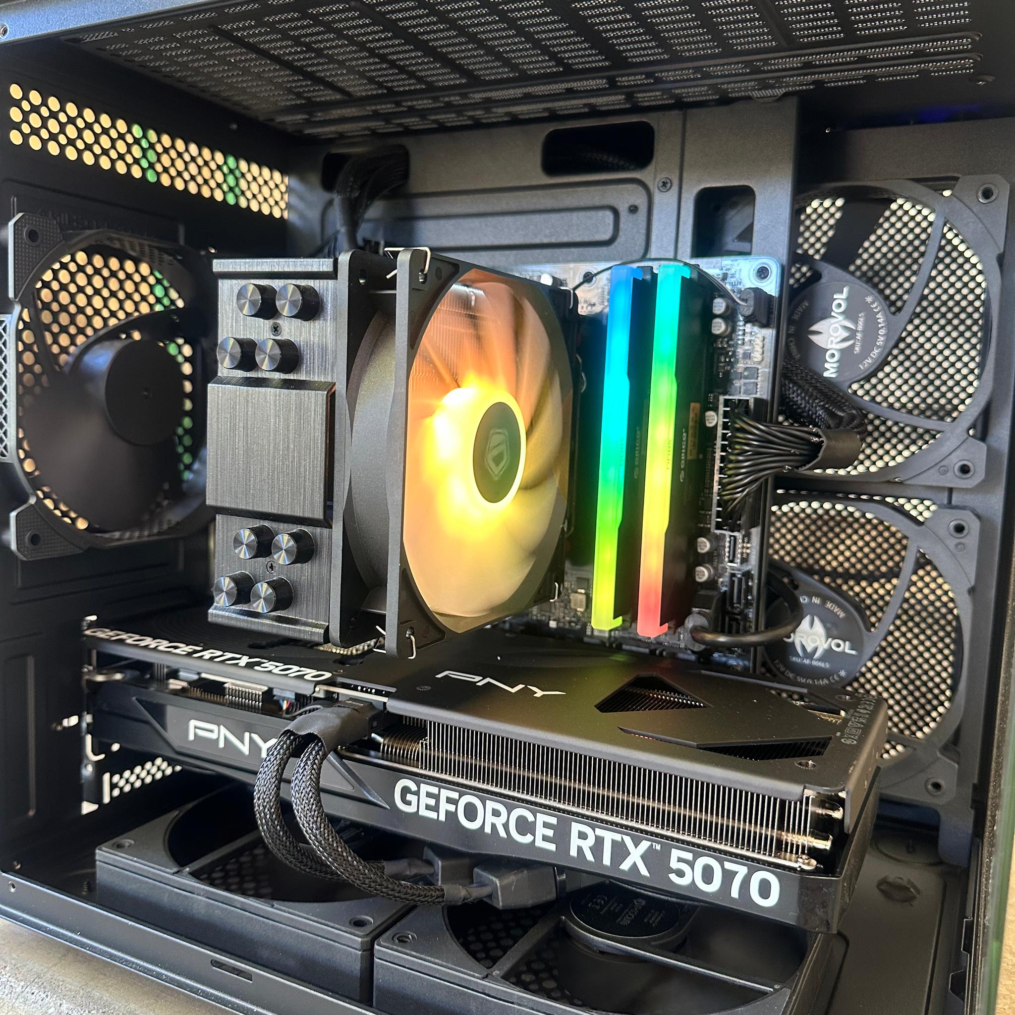 Rtx 5070 / Ryzen 7 8700F / 32GB 7200MHz / 1TB nvme ssd / Windows 11