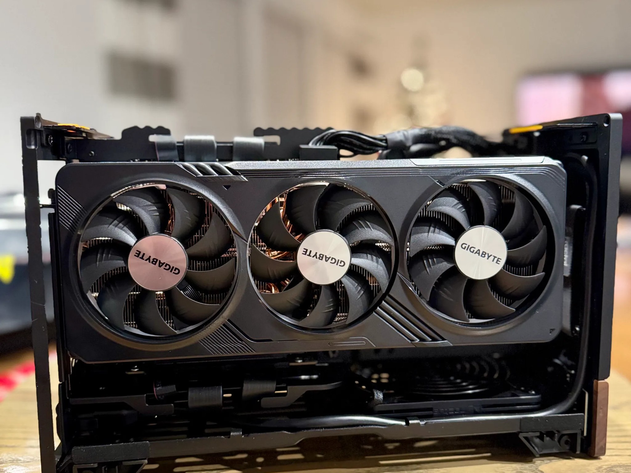The Distinguished Gentleman 🎩 Fractal Terra, NVIDIA 4070 SUPER OC, RYZEN 7600X, 32GB RAM, 2TB SSD