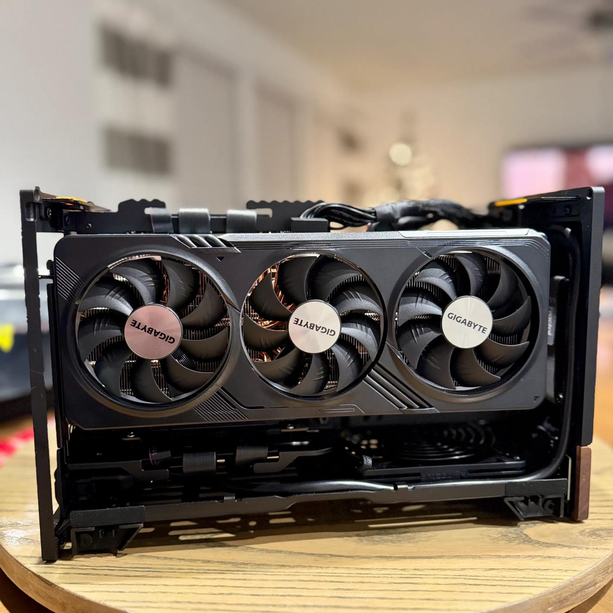 The Distinguished Gentleman 🎩 Fractal Terra, NVIDIA 4070 SUPER OC, RYZEN 7600X, 32GB RAM, 2TB SSD