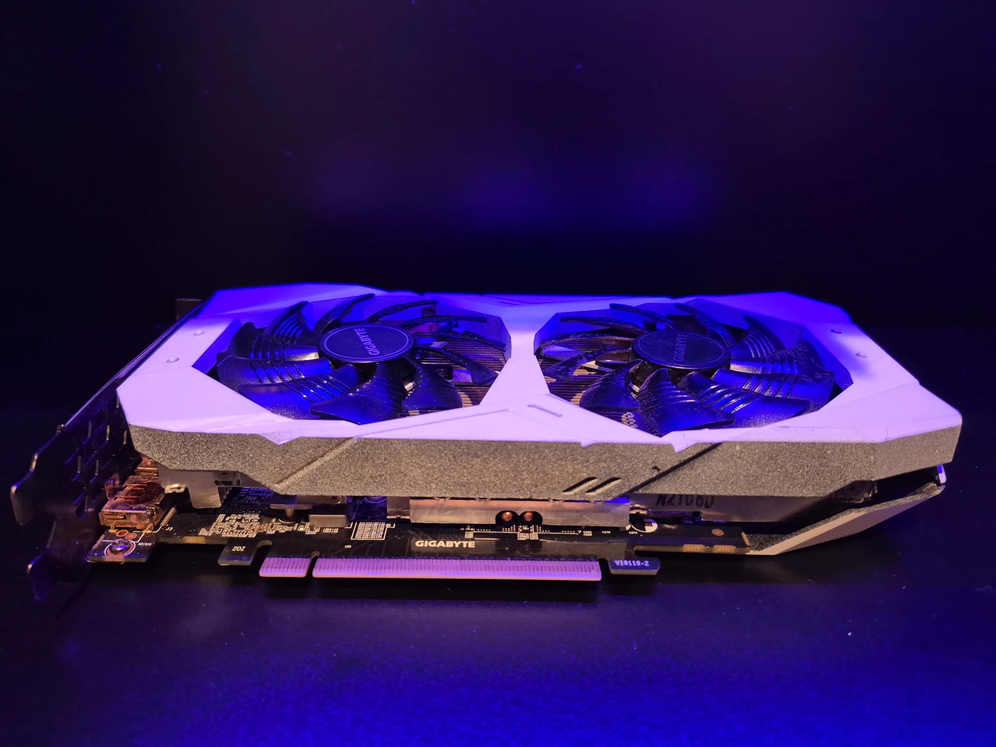 WHITE GIGABYTE RTX 2060 (READ)