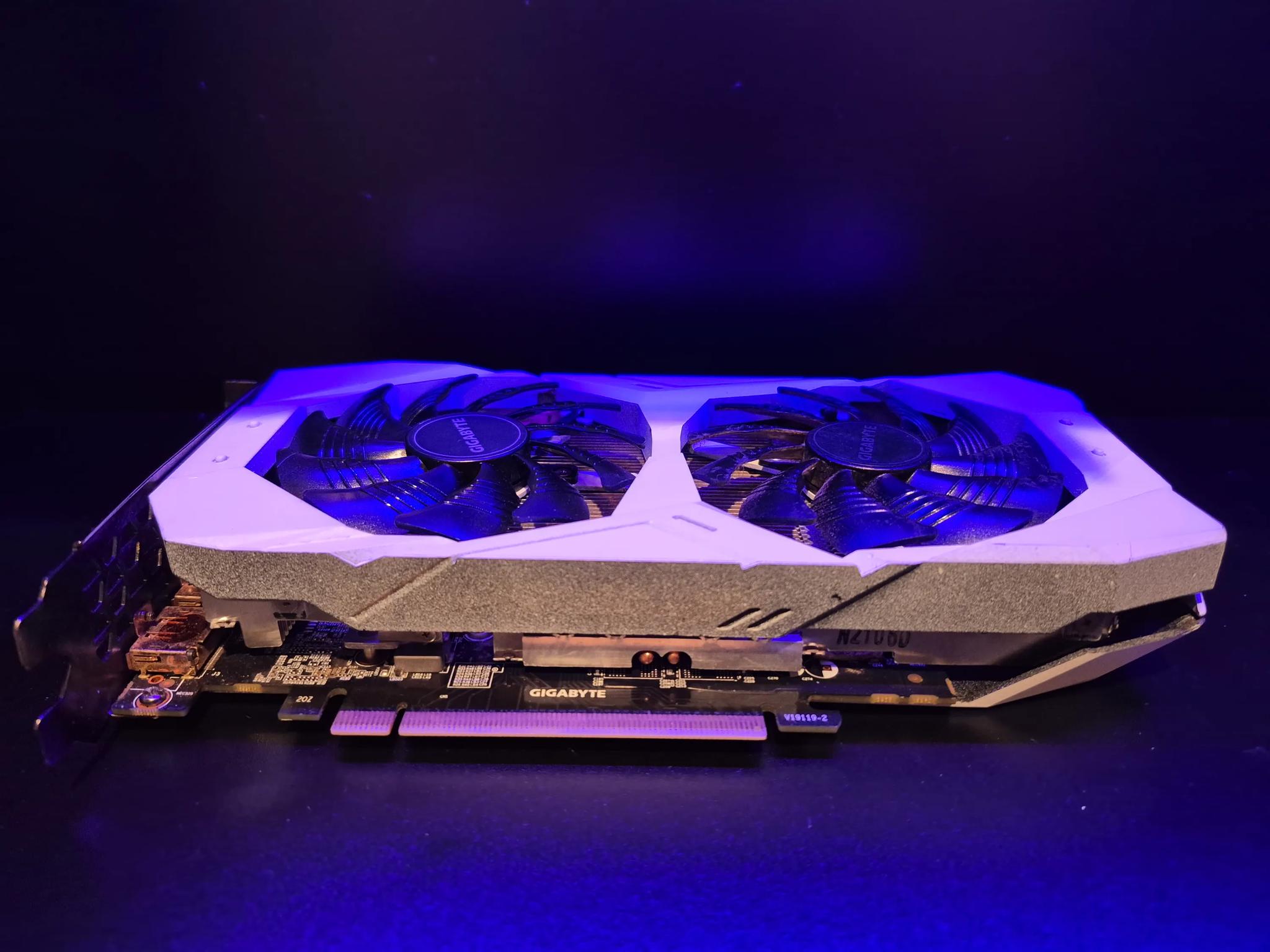 WHITE GIGABYTE RTX 2060 (READ)