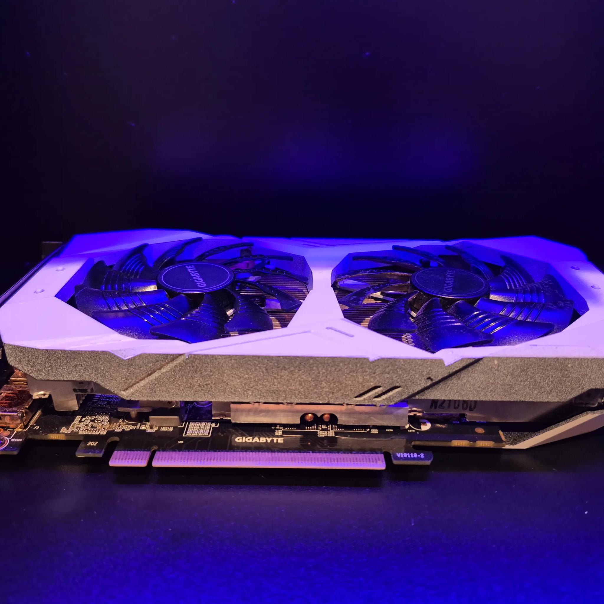 WHITE GIGABYTE RTX 2060 (READ)