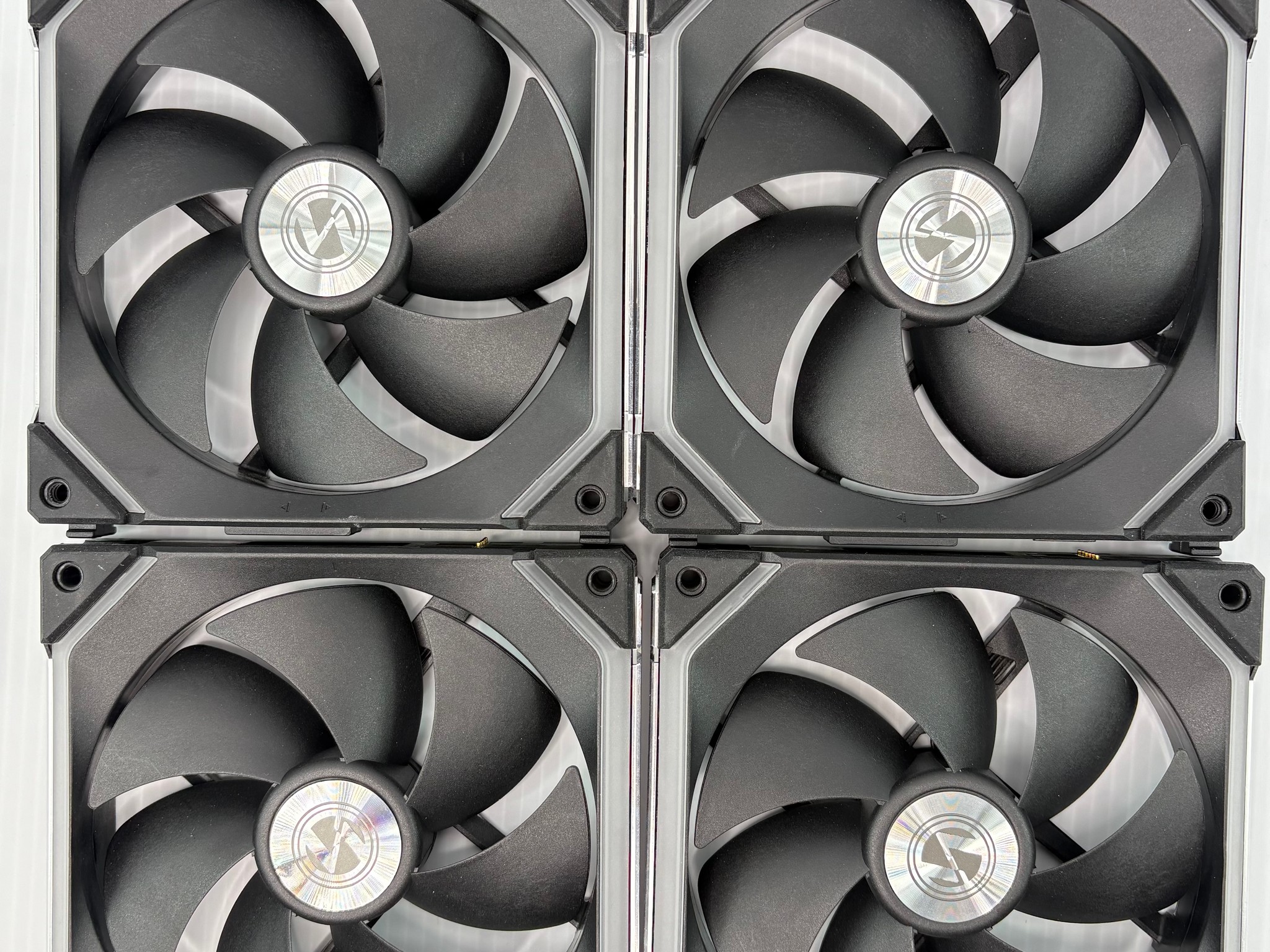 Lian Li UNI FAN Bundle – (4) SL140 + (1) SL120 V2 + Tons of Accessories