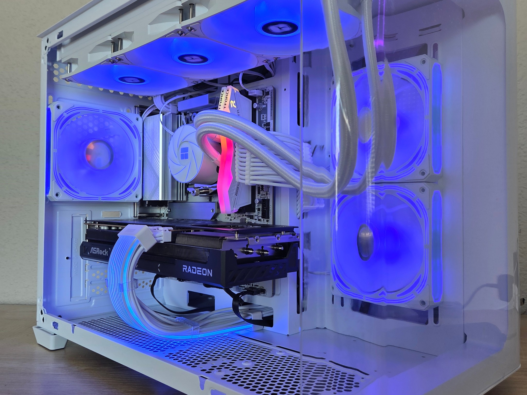 ❄️🏔️ Frost Tundra X | RX 9070 16GB | Ryzen 5 7600X | 32GB DDR5 | Curved Glass Edition 🤍❄️/D/