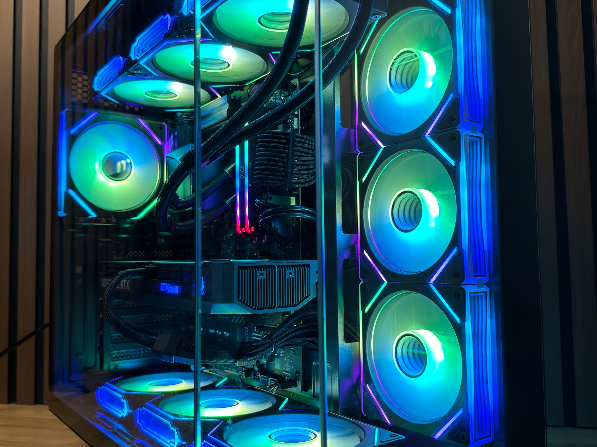 RTX 5070 OC Gaming PC – Ryzen 7 7700X | 32GB DDR5 | 1TB Samsung 990 Pro | B650E-E WiFi