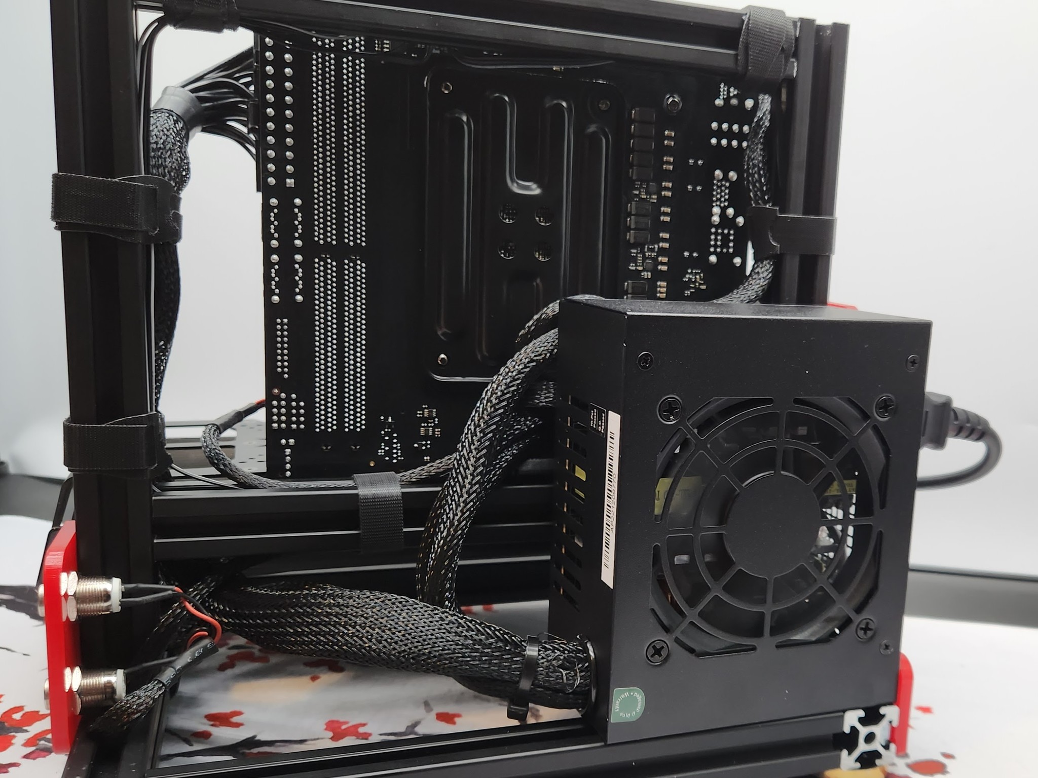 Tiny Portable Rig Ryzen 5 / 32GB DDR 4 / 1TB SSD / RX 6600 8GB