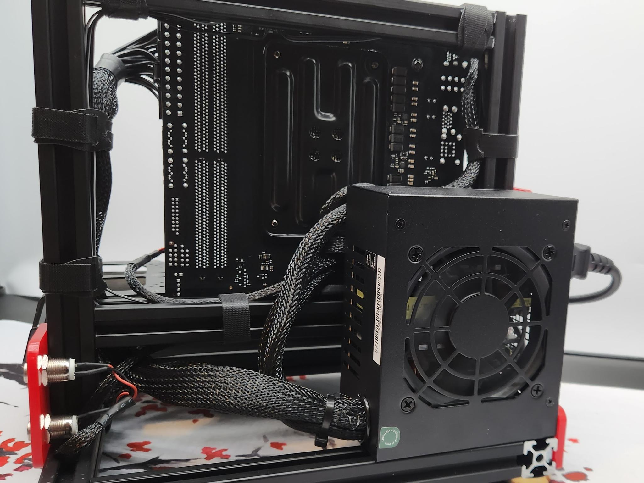 Tiny Portable Rig Ryzen 5 / 32GB DDR 4 / 1TB SSD / RX 6600 8GB