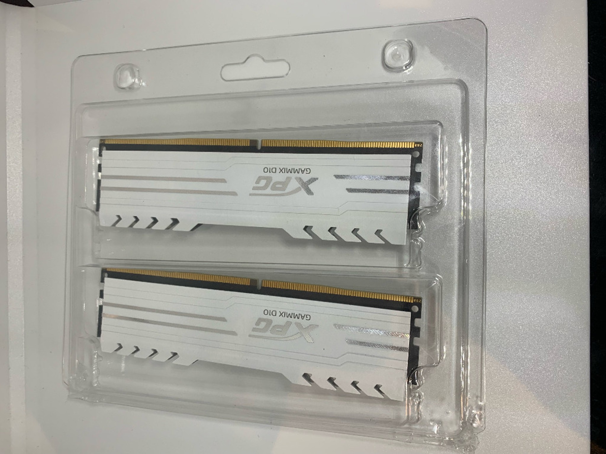 (Used) ADATA XPG GAMMIX D10 16 GB (2 x 8 GB) DDR4-3000 CL16 RAM White