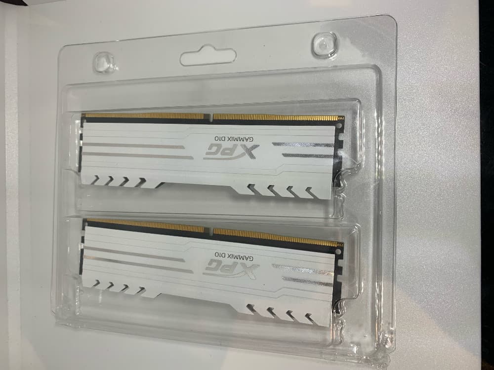 (Used) ADATA XPG GAMMIX D10 16 GB (2 x 8 GB) DDR4-3000 CL16 RAM White