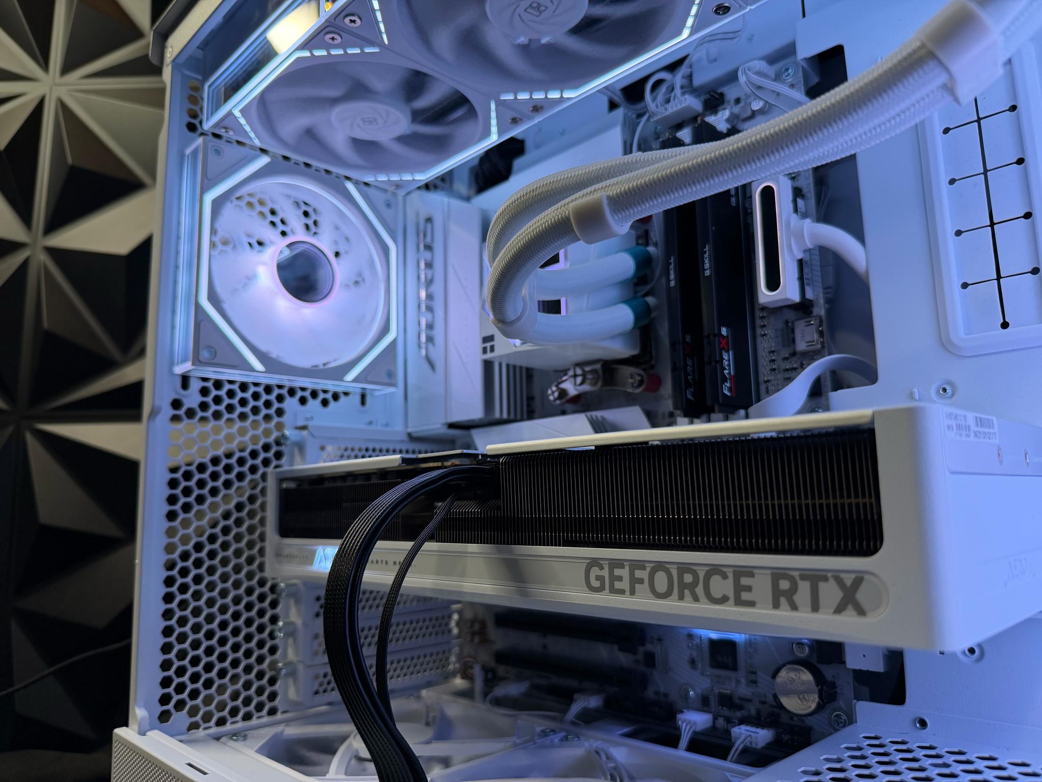 ❄️🤍 WHITEOUT PROTOCOL 🤍❄️Ryzen 9 7900X| RTX 5070| 32 GB DDR5| 2.5 TB NVMe| 850W PSU